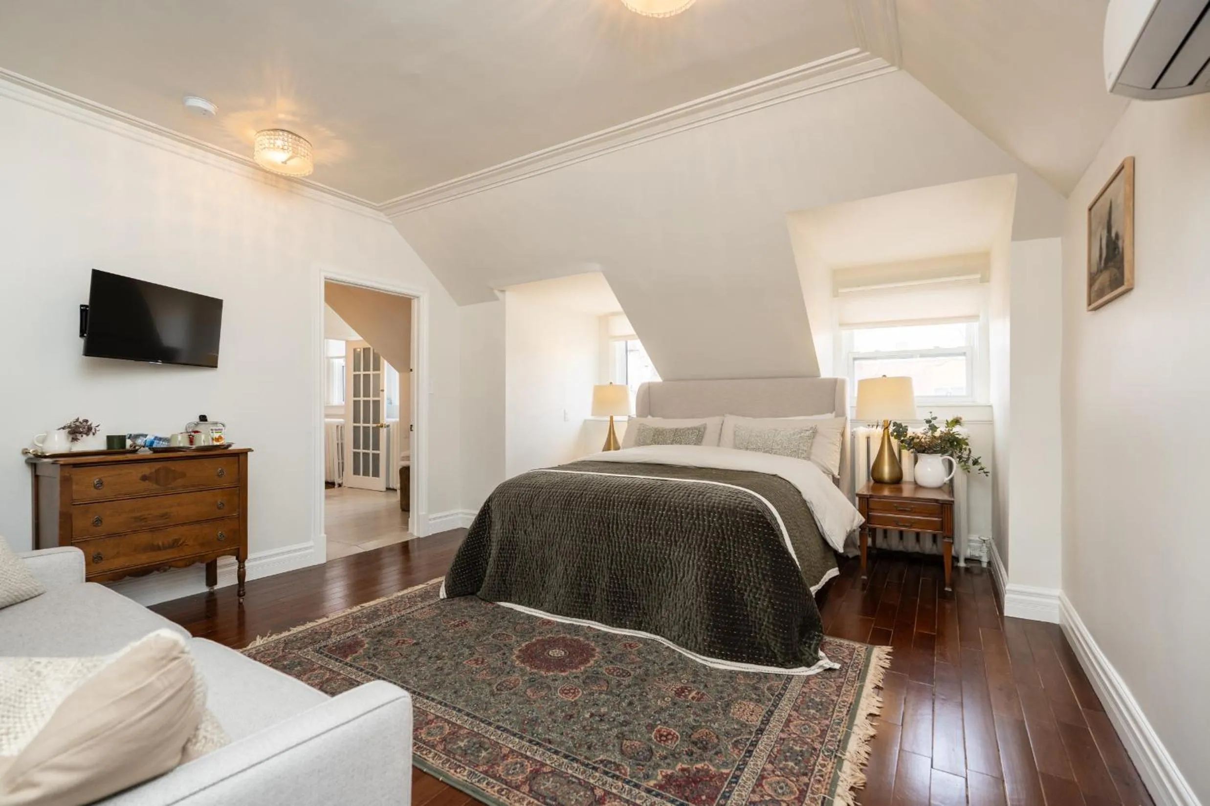 Deluxe Double Room (2 Adults + 1 Child) in No. 5 East