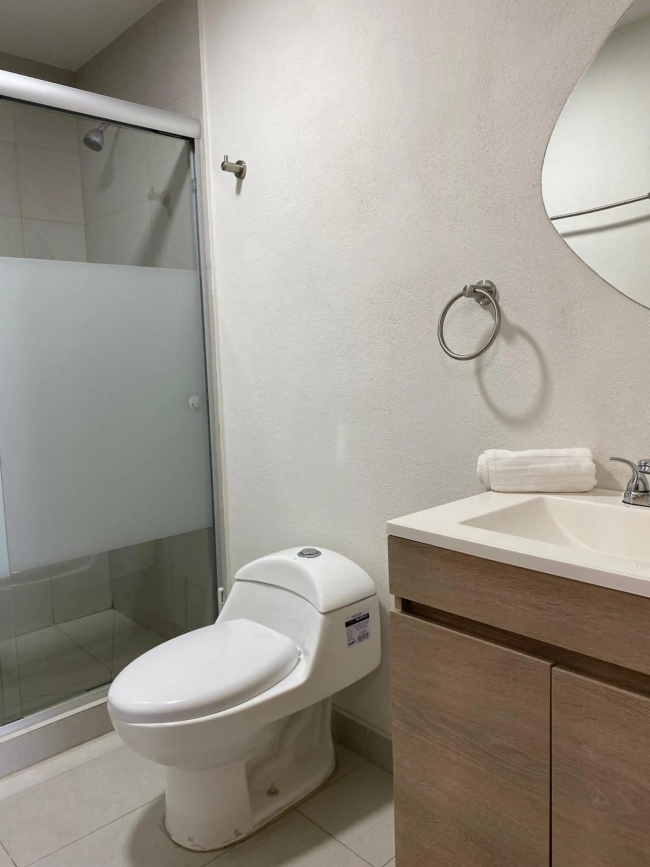 Shower in Lux 2 bedroom apartment, swimming pool, gym and free parking spot in Macro Plaza area