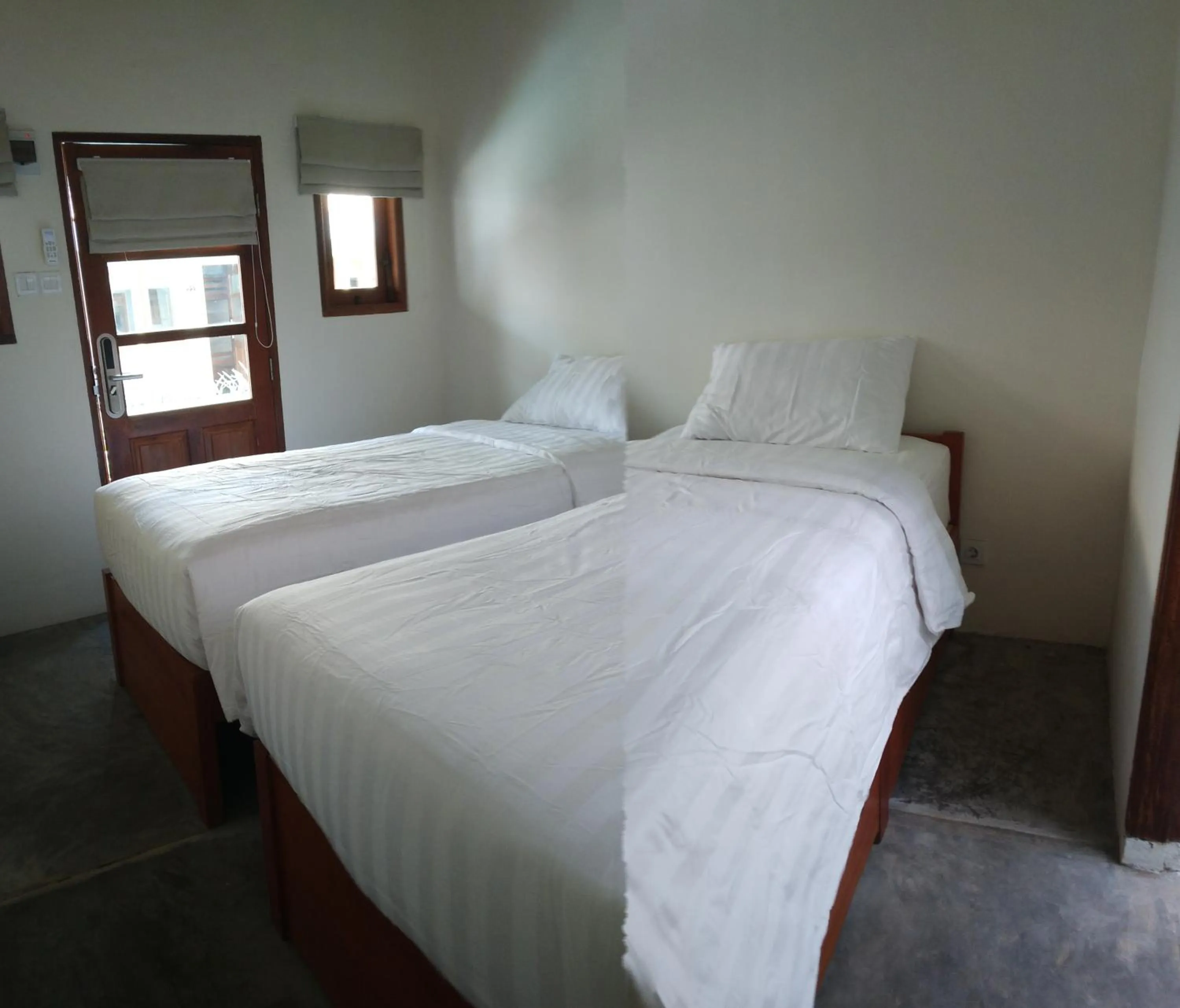 Bedroom, Bed in Roots Hotel Trawangan