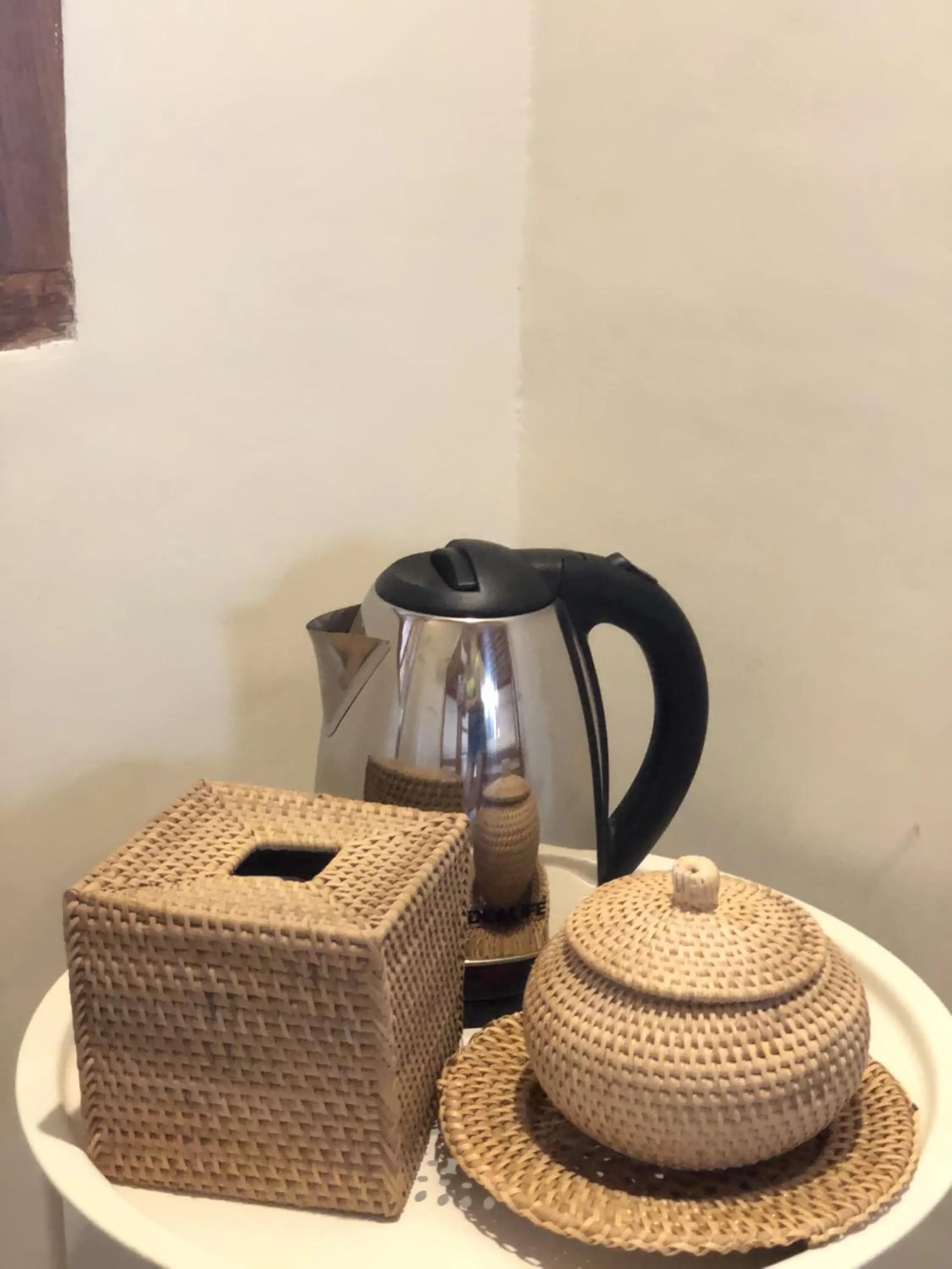 Coffee/tea facilities in Roots Hotel Trawangan