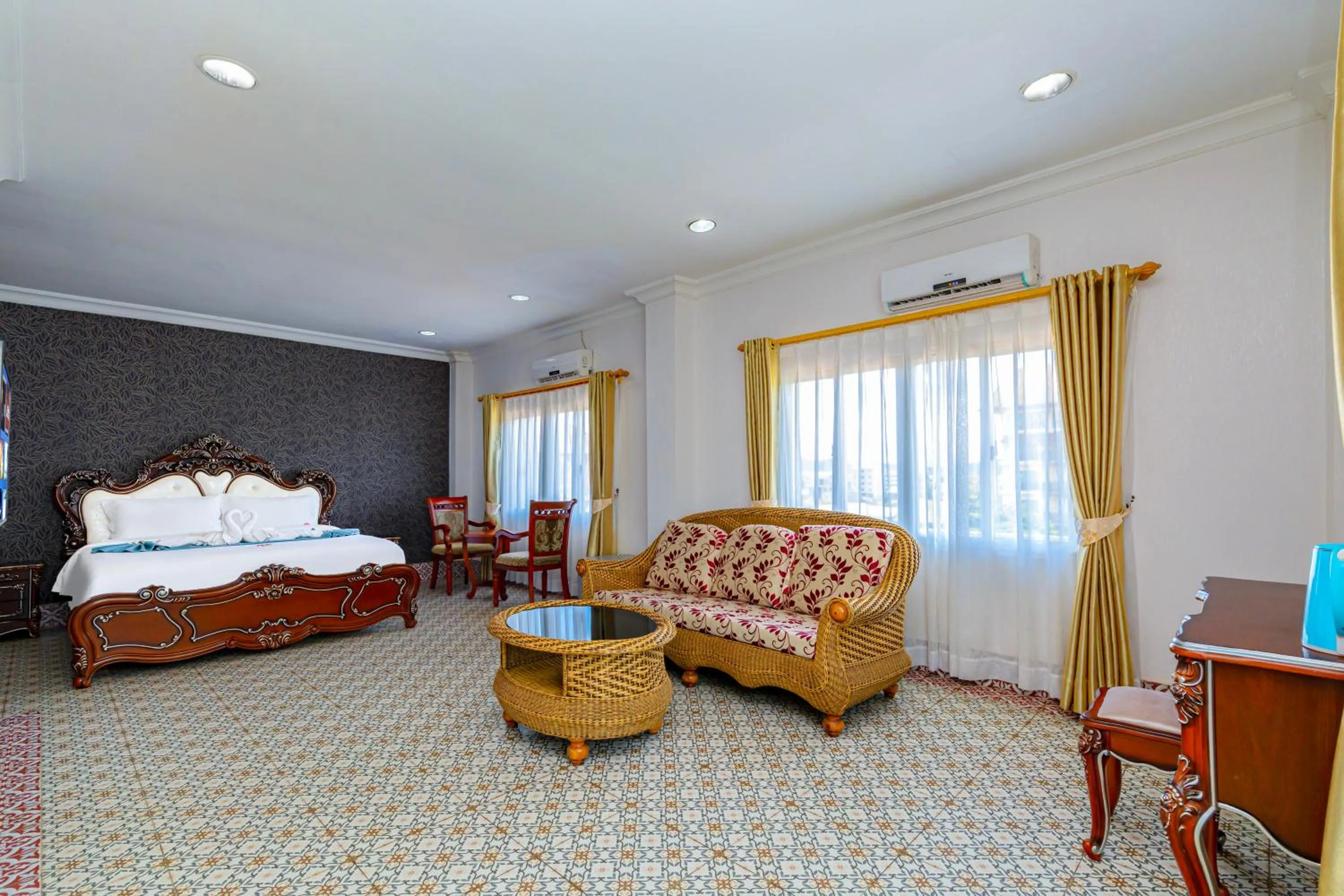 Photo of the whole room, Bed in Lisha Roungnakhone Hotel