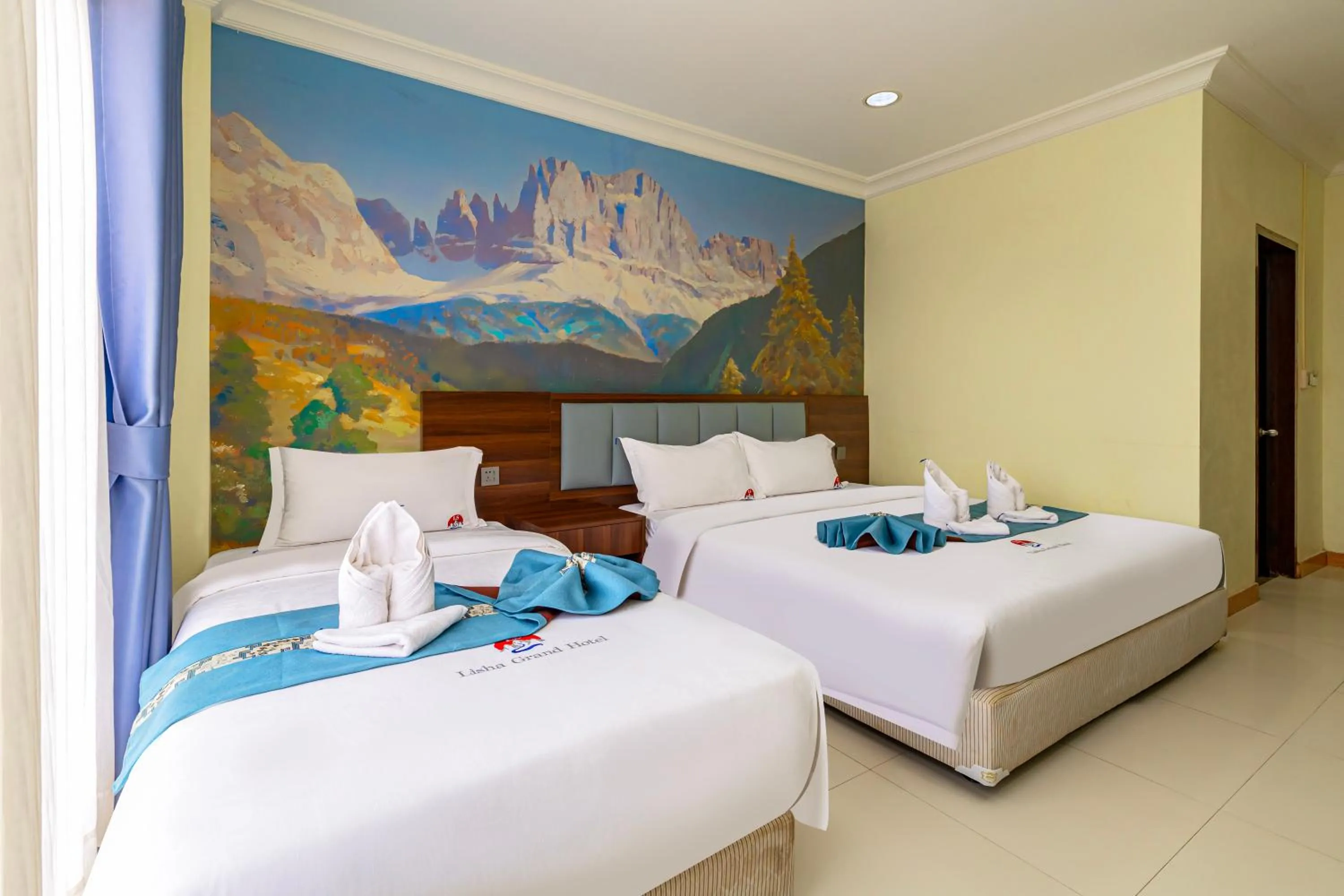 Photo of the whole room, Bed in Lisha Roungnakhone Hotel