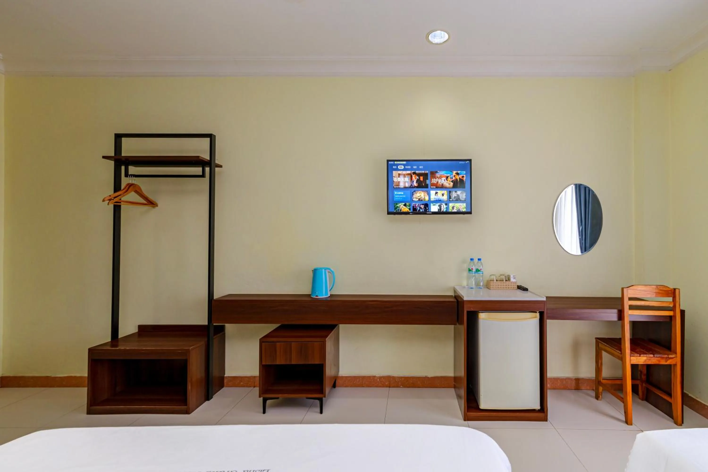 Photo of the whole room, Bed in Lisha Roungnakhone Hotel