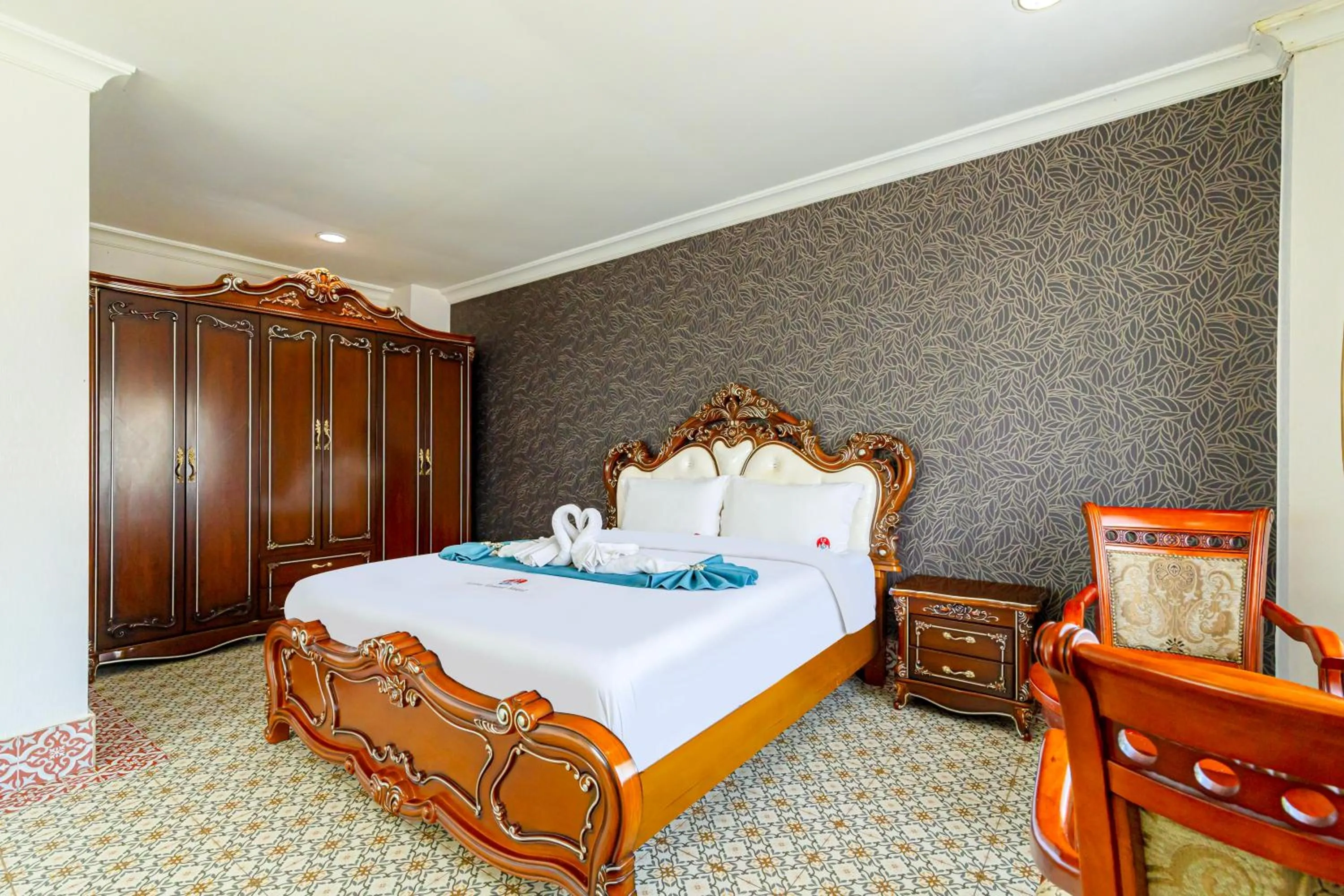 Photo of the whole room, Bed in Lisha Roungnakhone Hotel