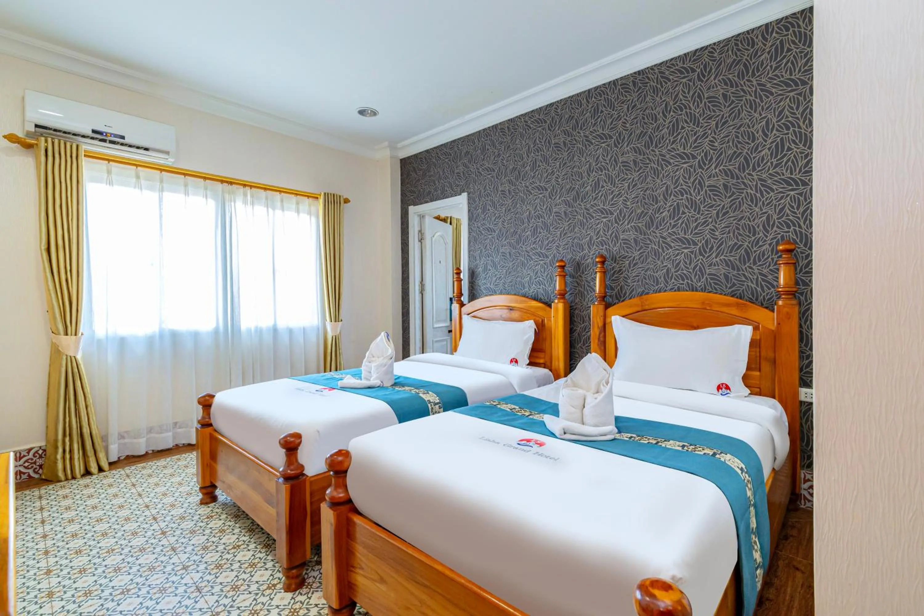 Photo of the whole room, Bed in Lisha Roungnakhone Hotel