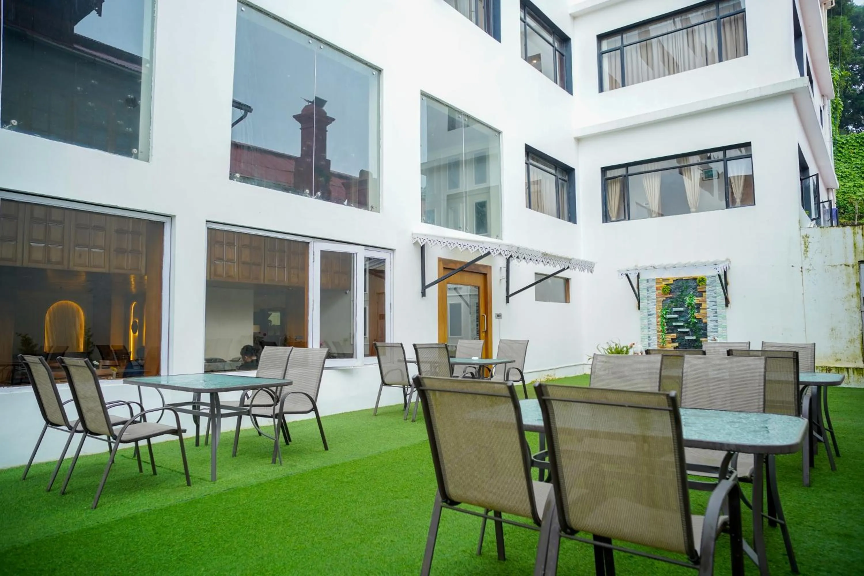 Restaurant/places to eat in ORSINO RESORT MALL ROAD