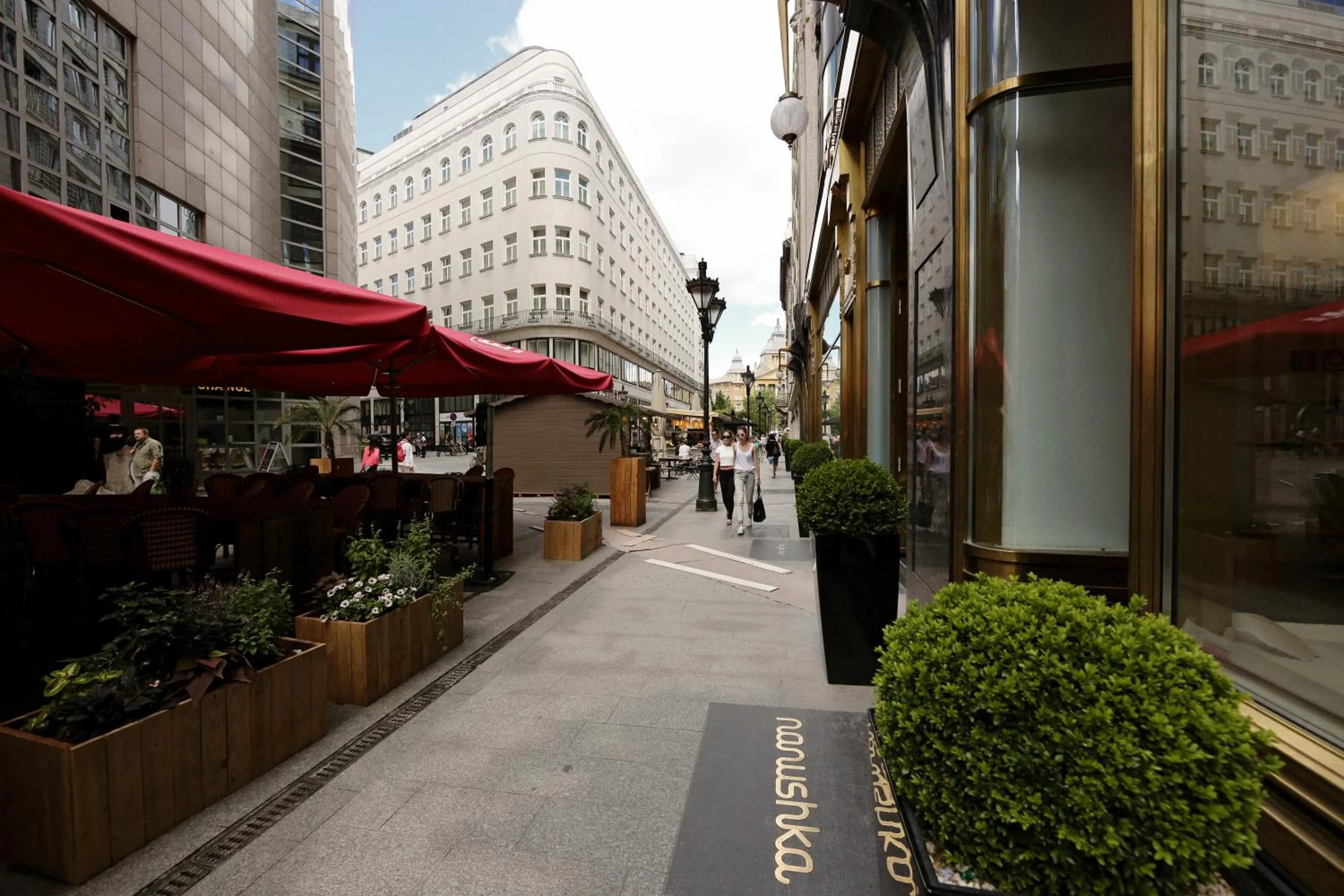 Neighbourhood in Fashion Street Luxury Apartment