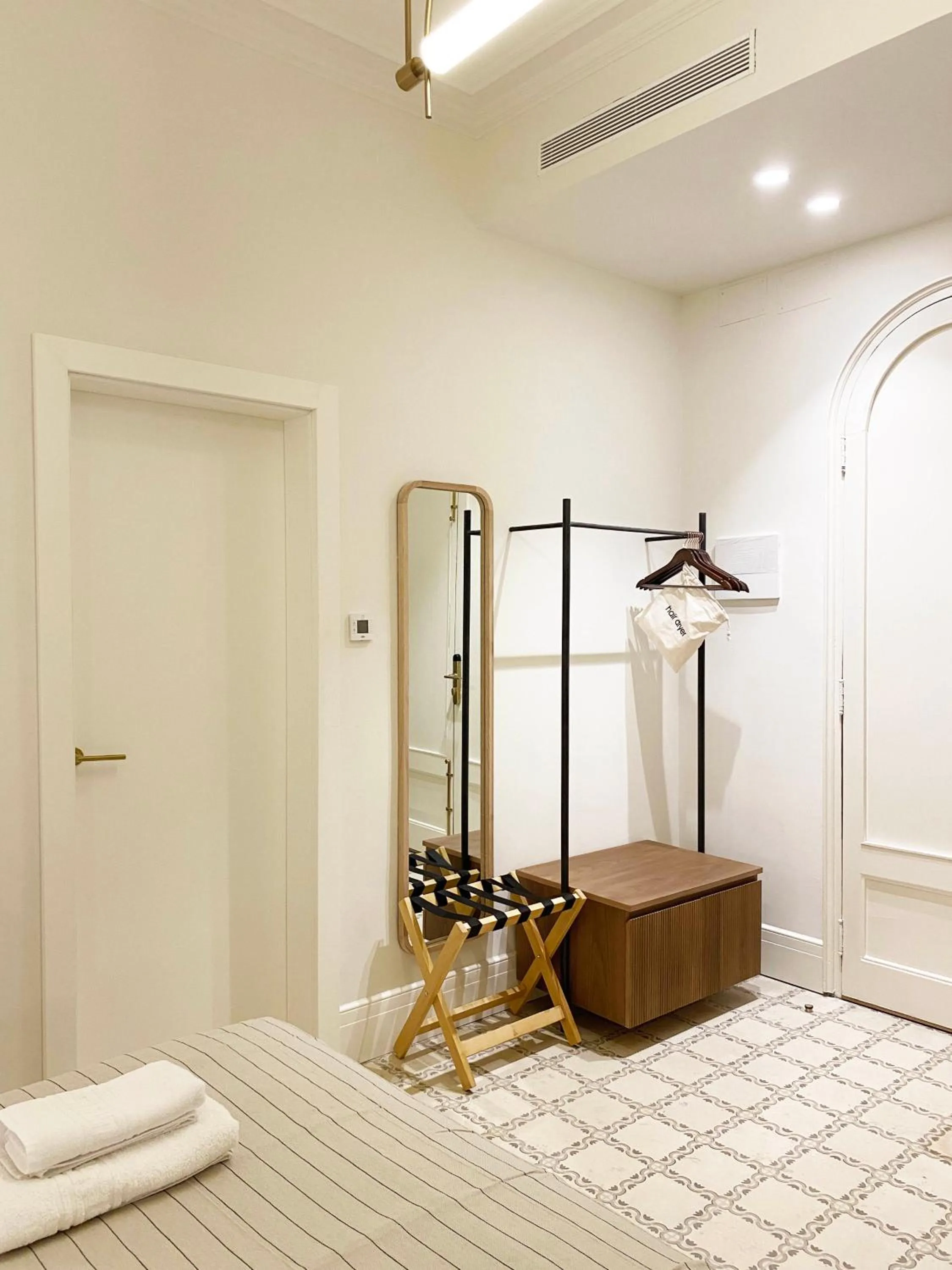 wardrobe, Bed in Casa Llimona Hotel Boutique