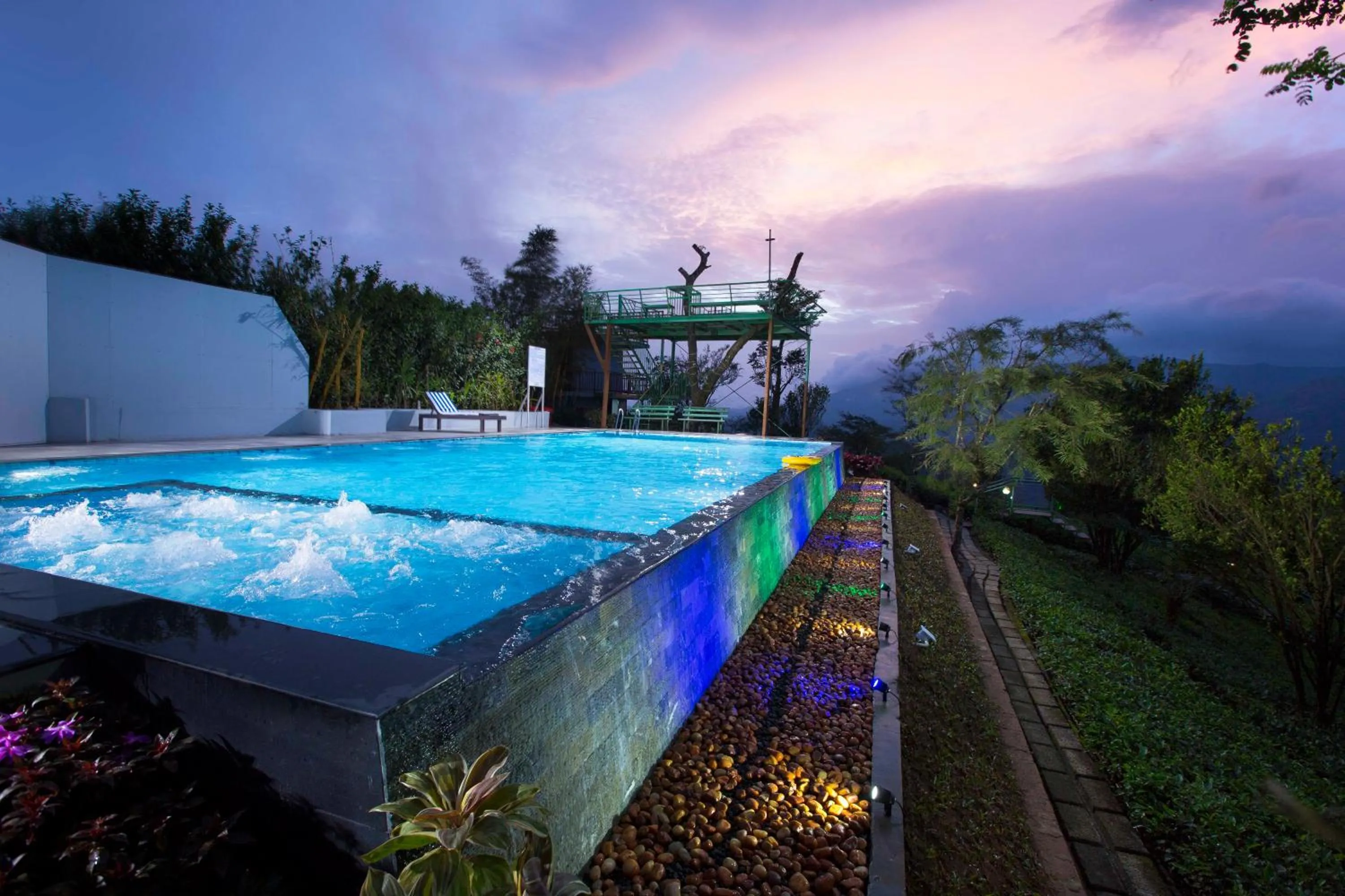 Swimming pool in Dream Catcher Plantation Resort