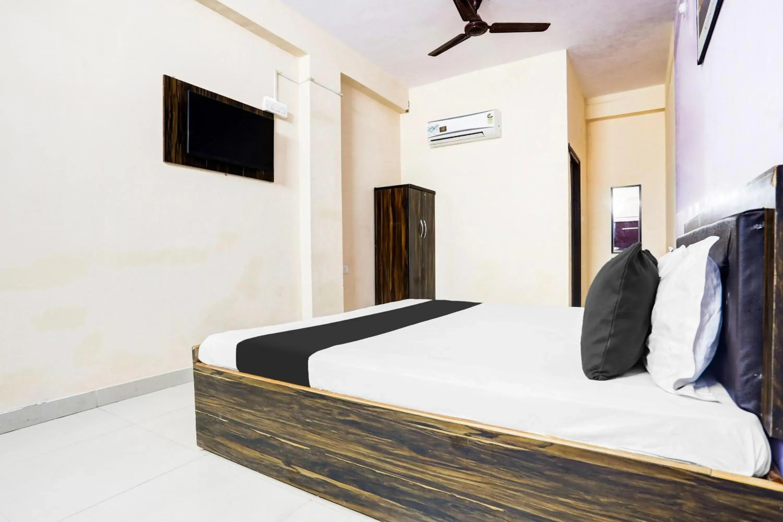 Classic Triple Room - single occupancy in Hotel O Girdharwal Resort Classic Triple Room - single occupancy in Hotel O Girdharwal Resort