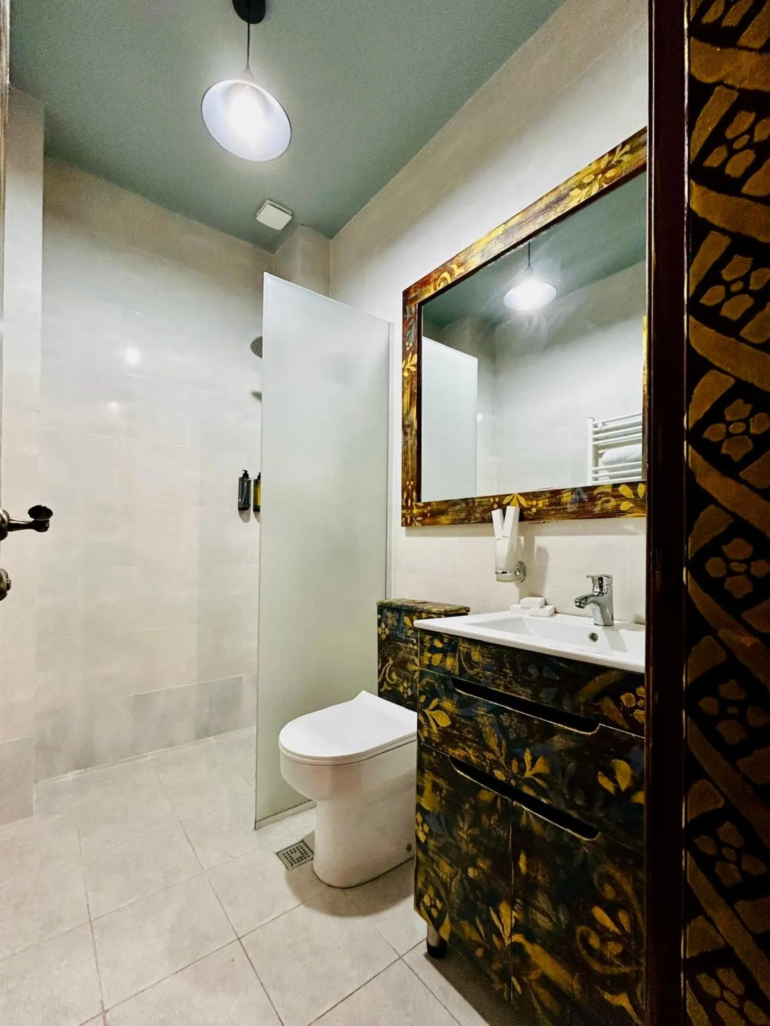 Shower in Hotel Zerta Old Tbilisi