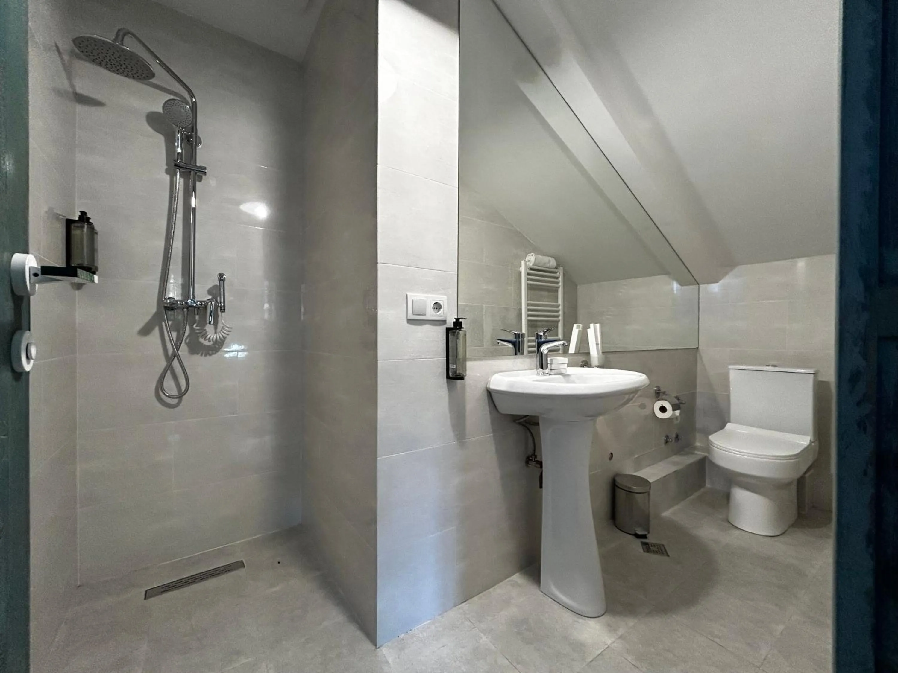 Shower in Hotel Zerta Old Tbilisi