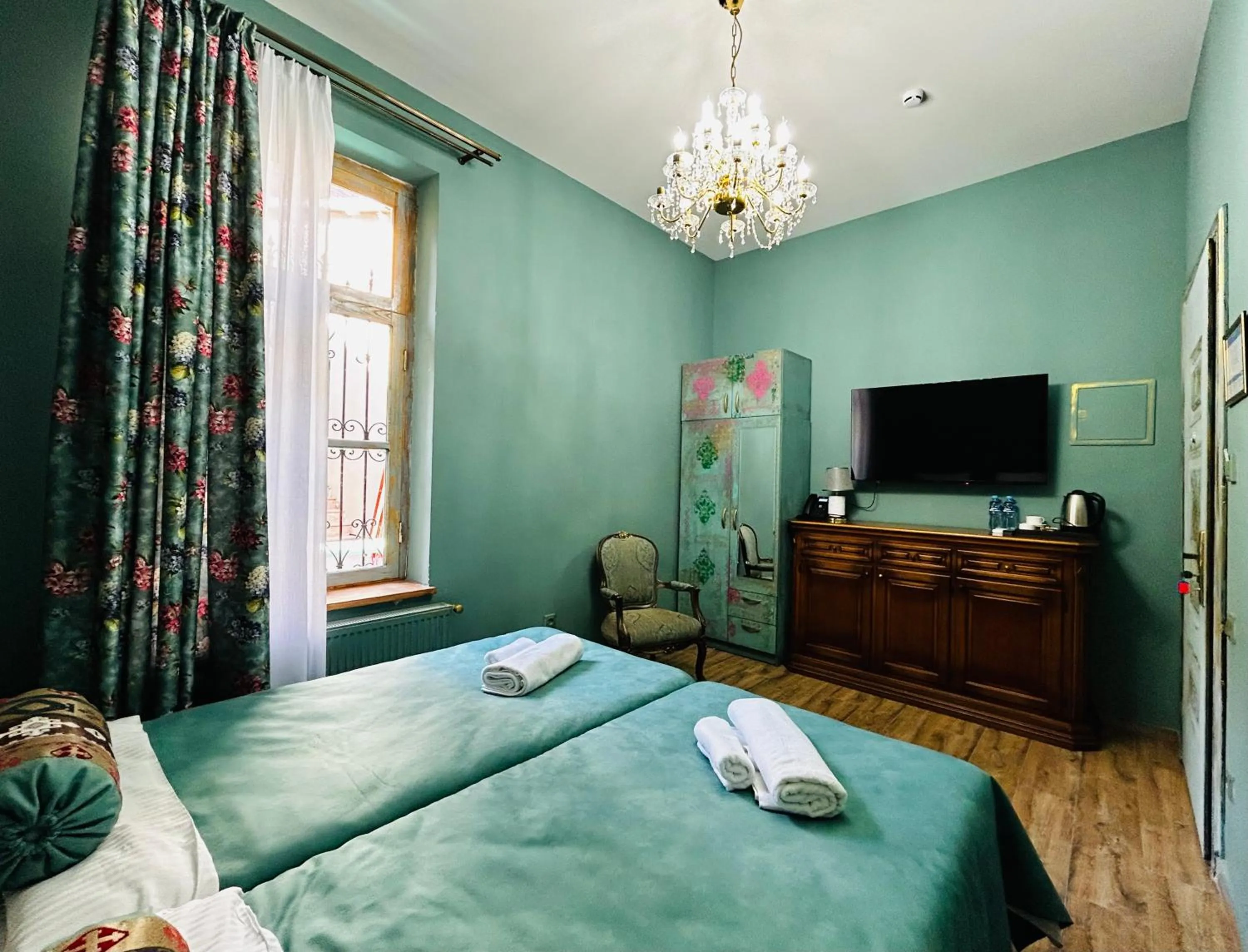 Communal lounge/ TV room, Bed in Hotel Zerta Old Tbilisi