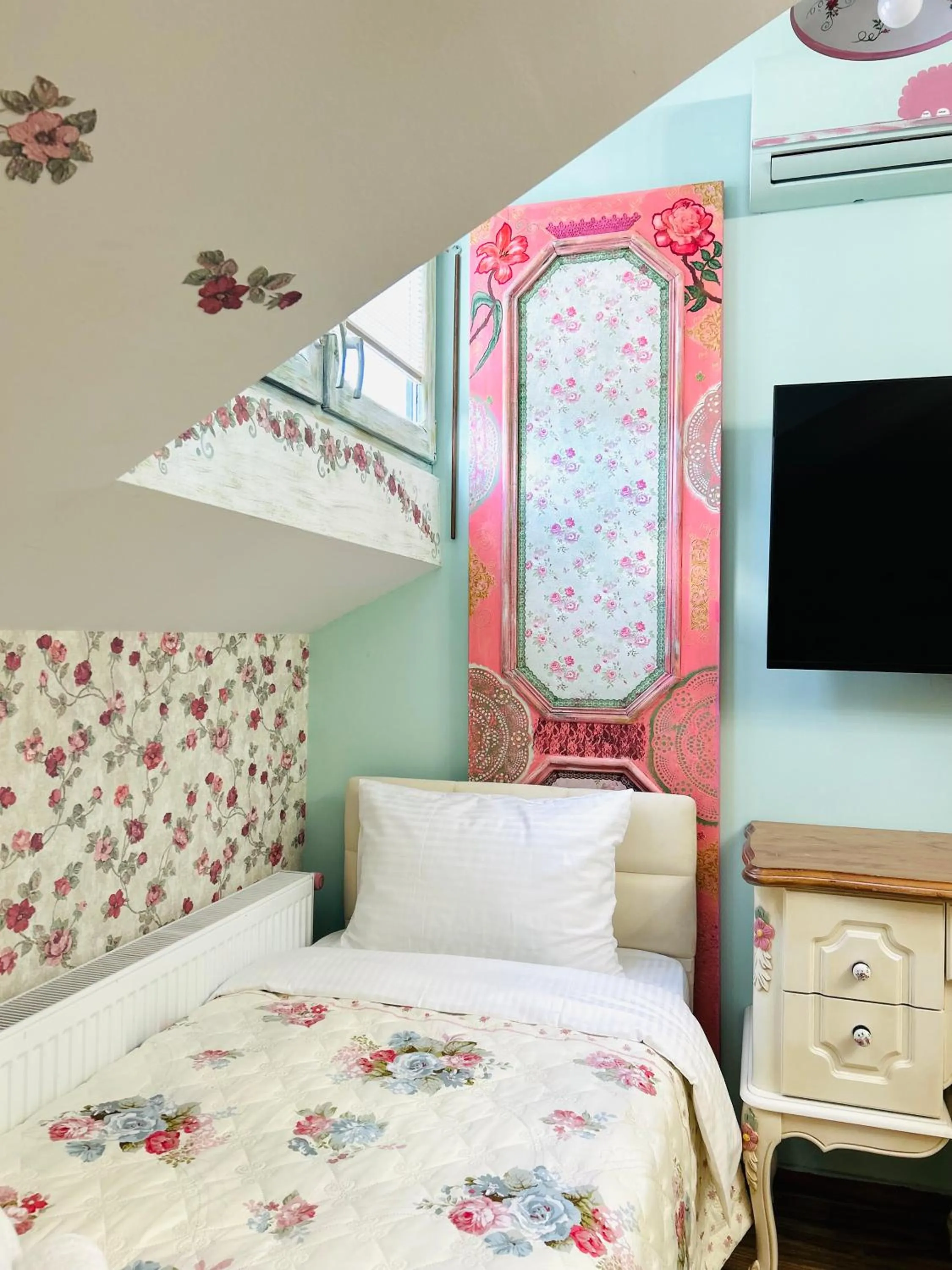 Communal lounge/ TV room, Bed in Hotel Zerta Old Tbilisi