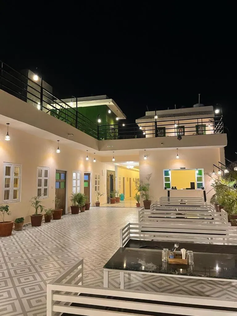 Restaurant/places to eat in House M Lodge