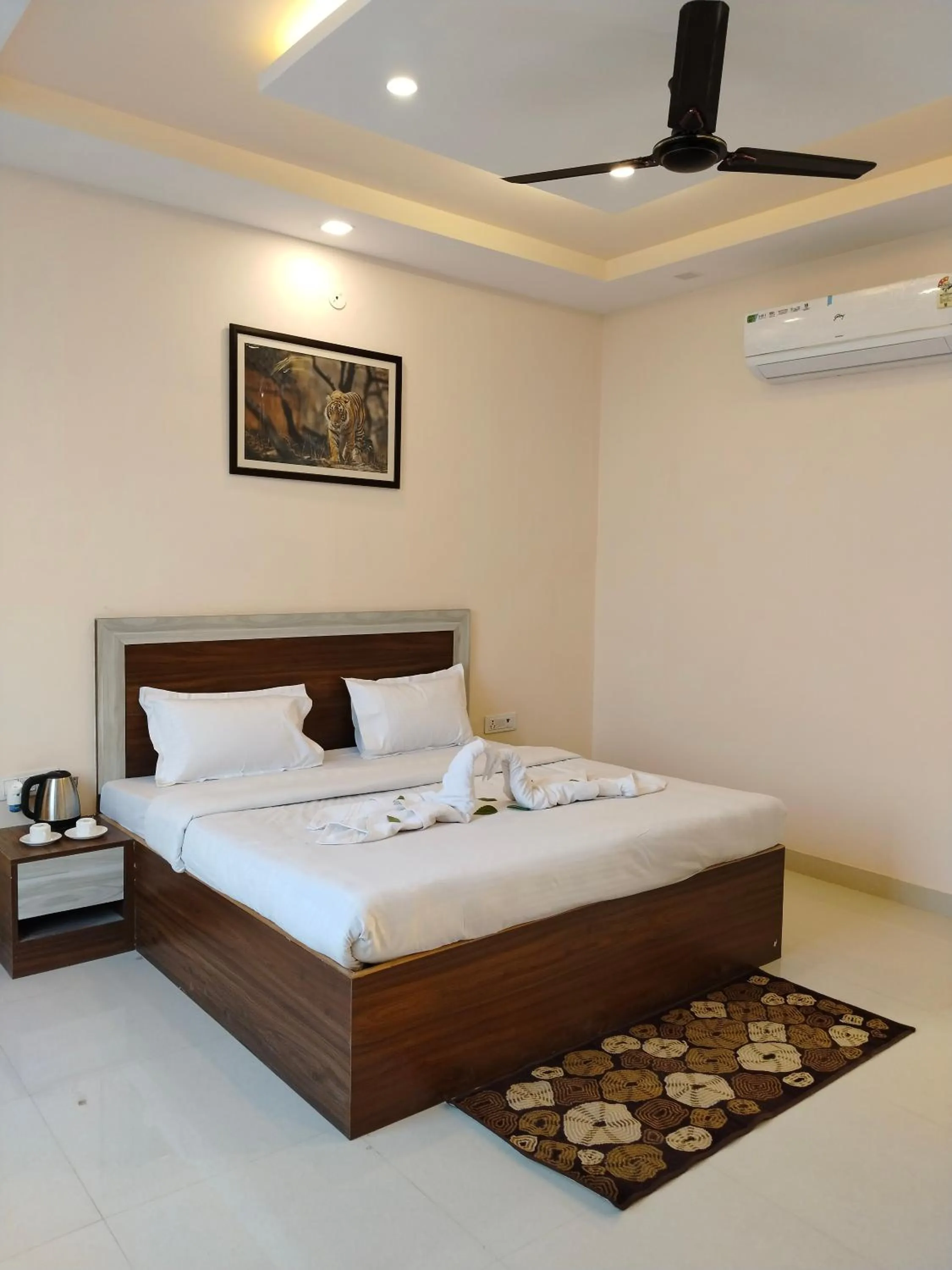 Photo of the whole room, Bed in House M Lodge