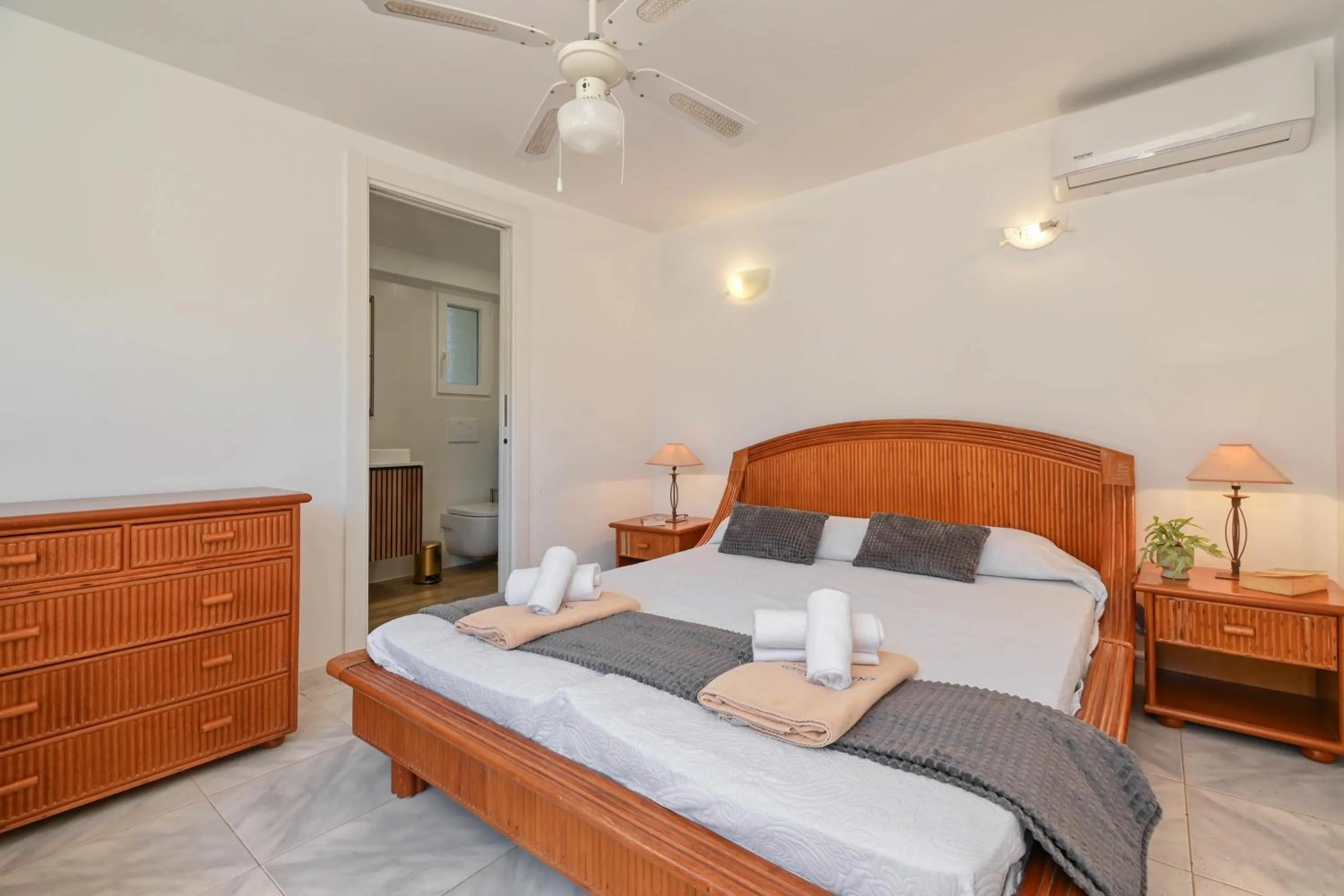 Swimming pool, Bed in Villa Hermosa by Aguilarent