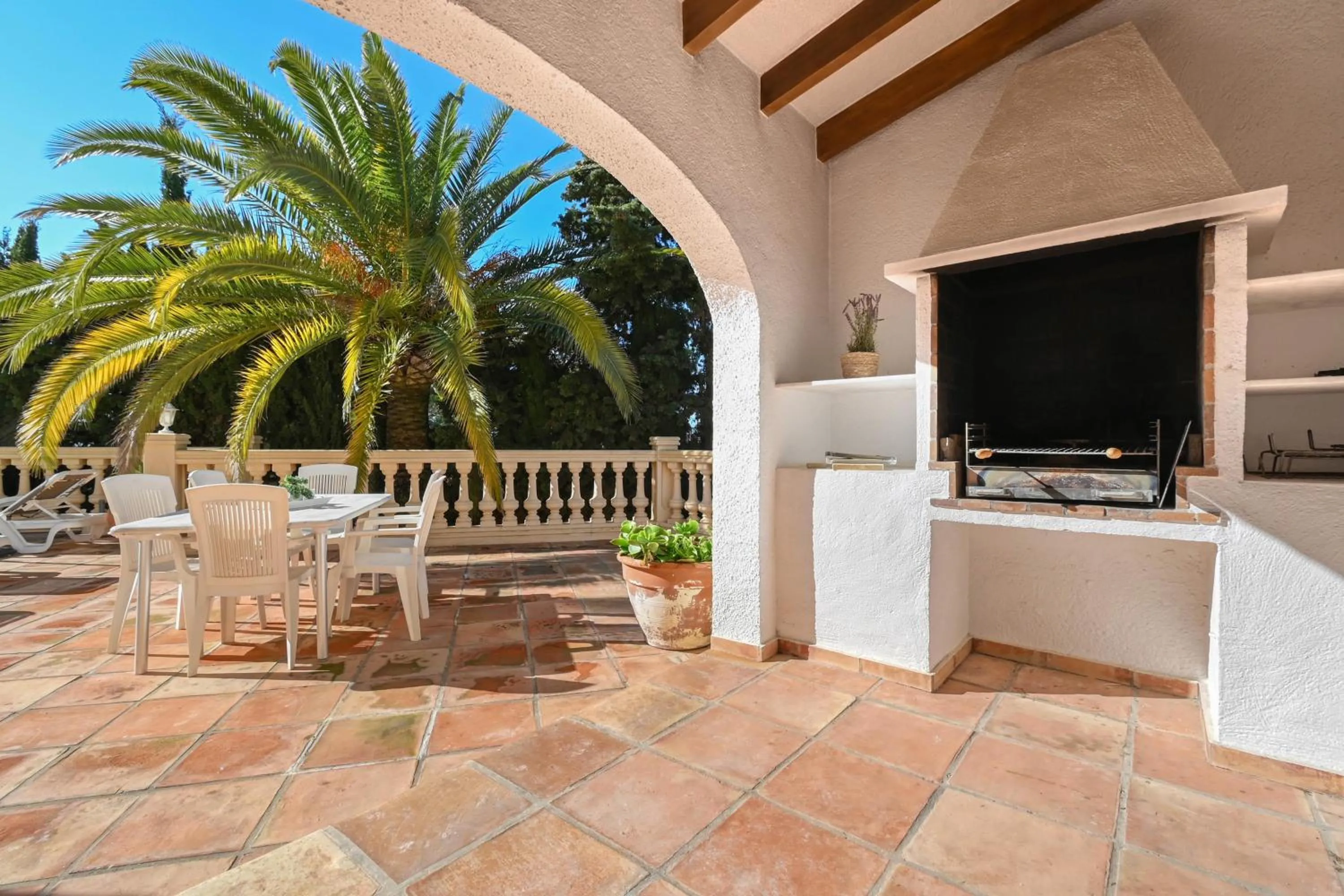 Dining area in Villa Hermosa by Aguilarent