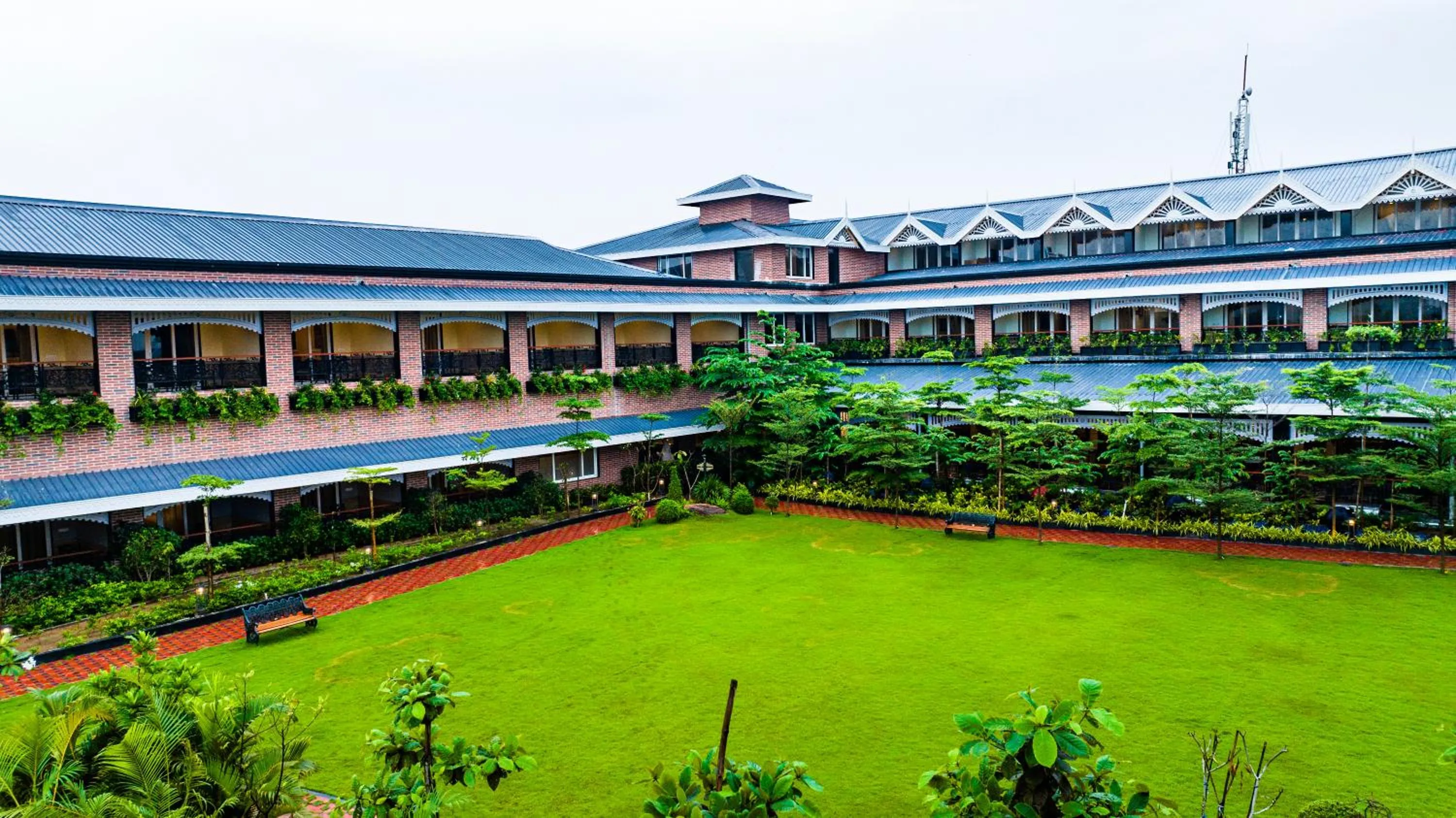 Facade/entrance in Mayfair Oasis Resort & Convention