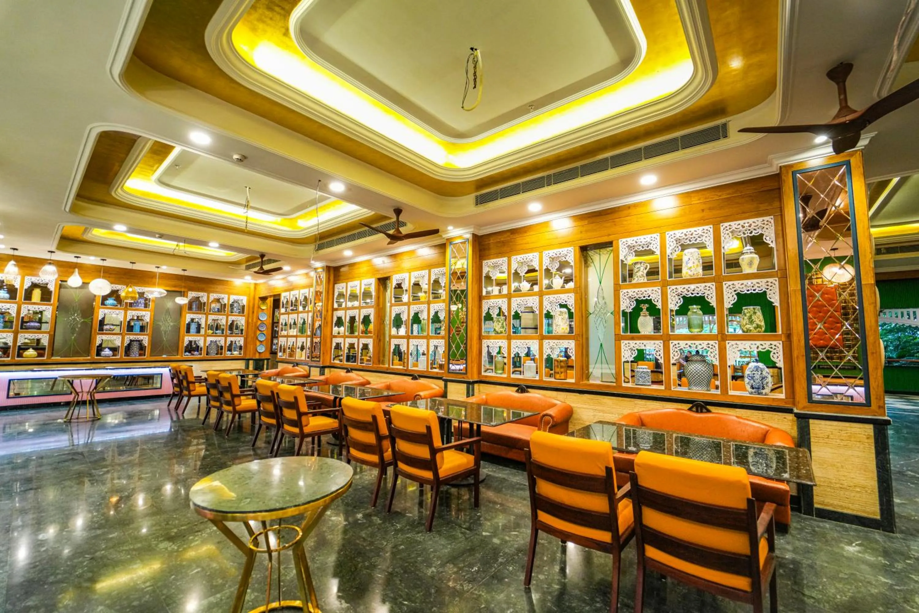 Restaurant/places to eat in Mayfair Oasis Resort & Convention