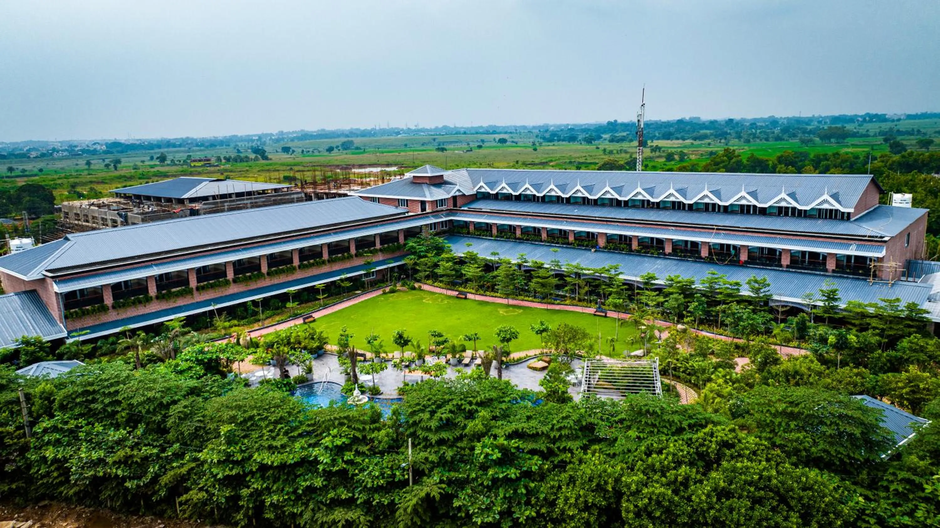 Property building in Mayfair Oasis Resort & Convention