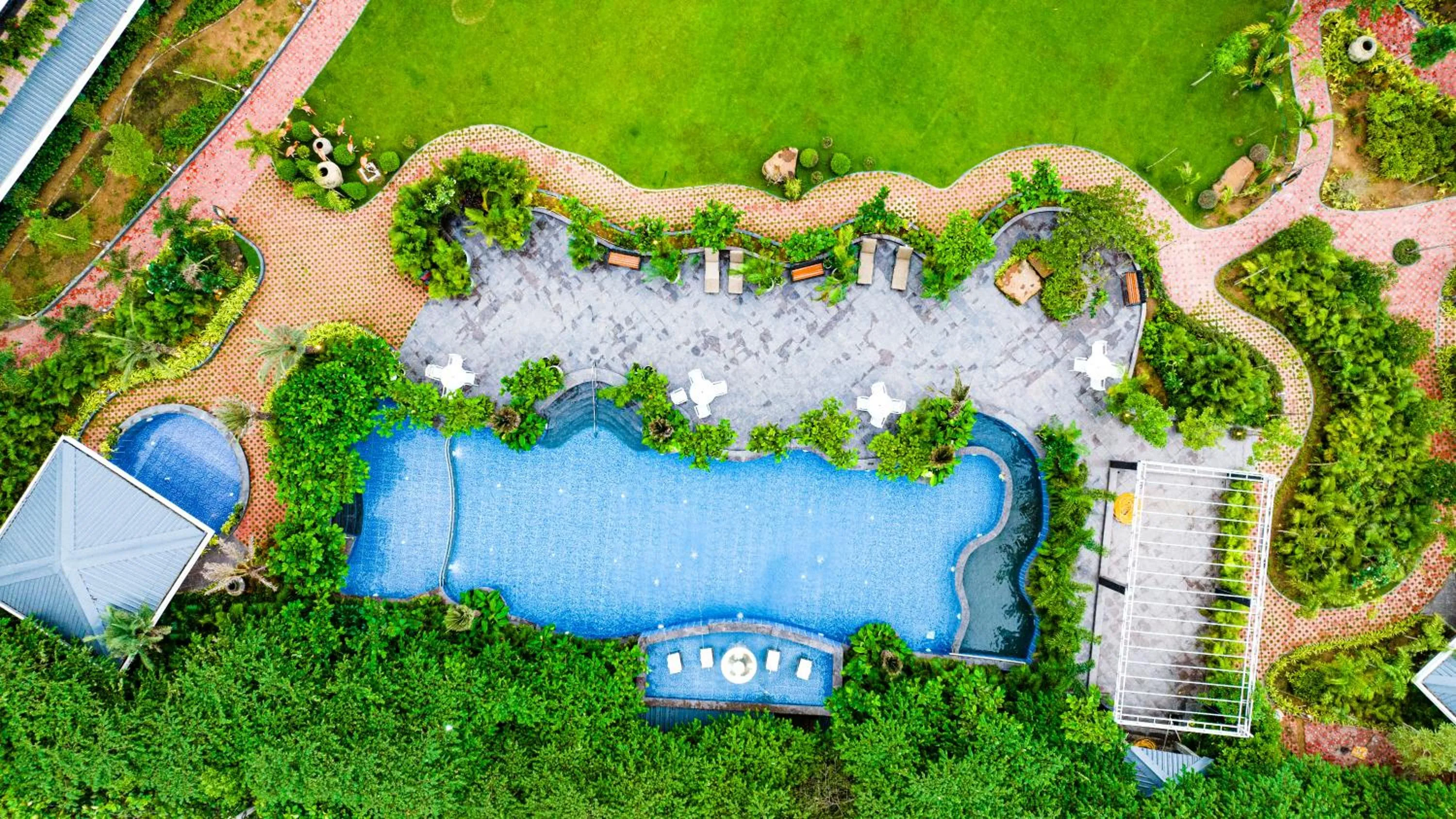 Swimming pool in Mayfair Oasis Resort & Convention