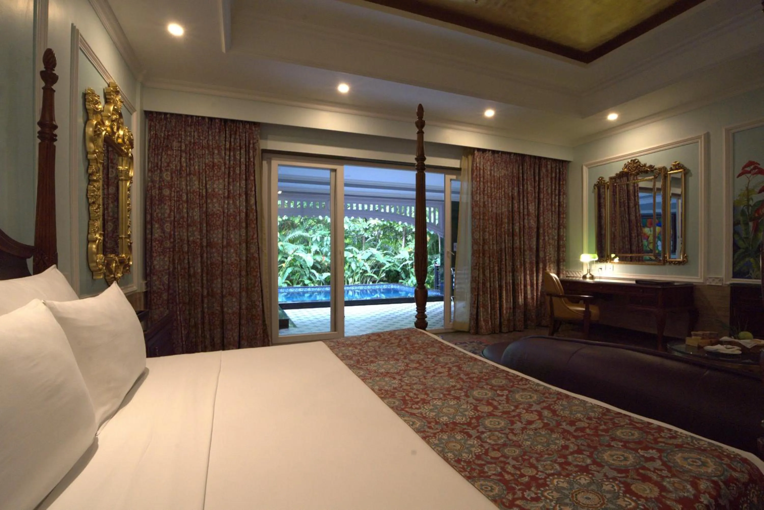 Bed in Mayfair Oasis Resort & Convention