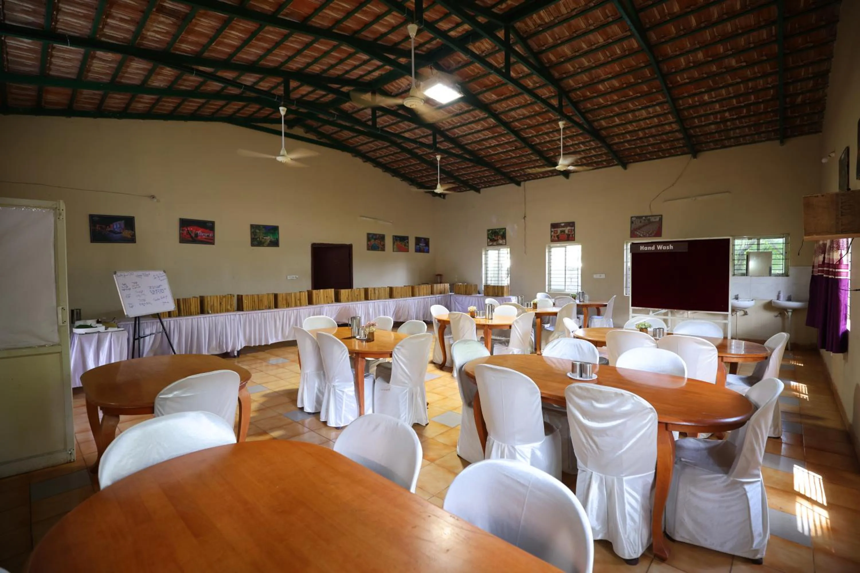 Restaurant/places to eat in Nisarga Resort