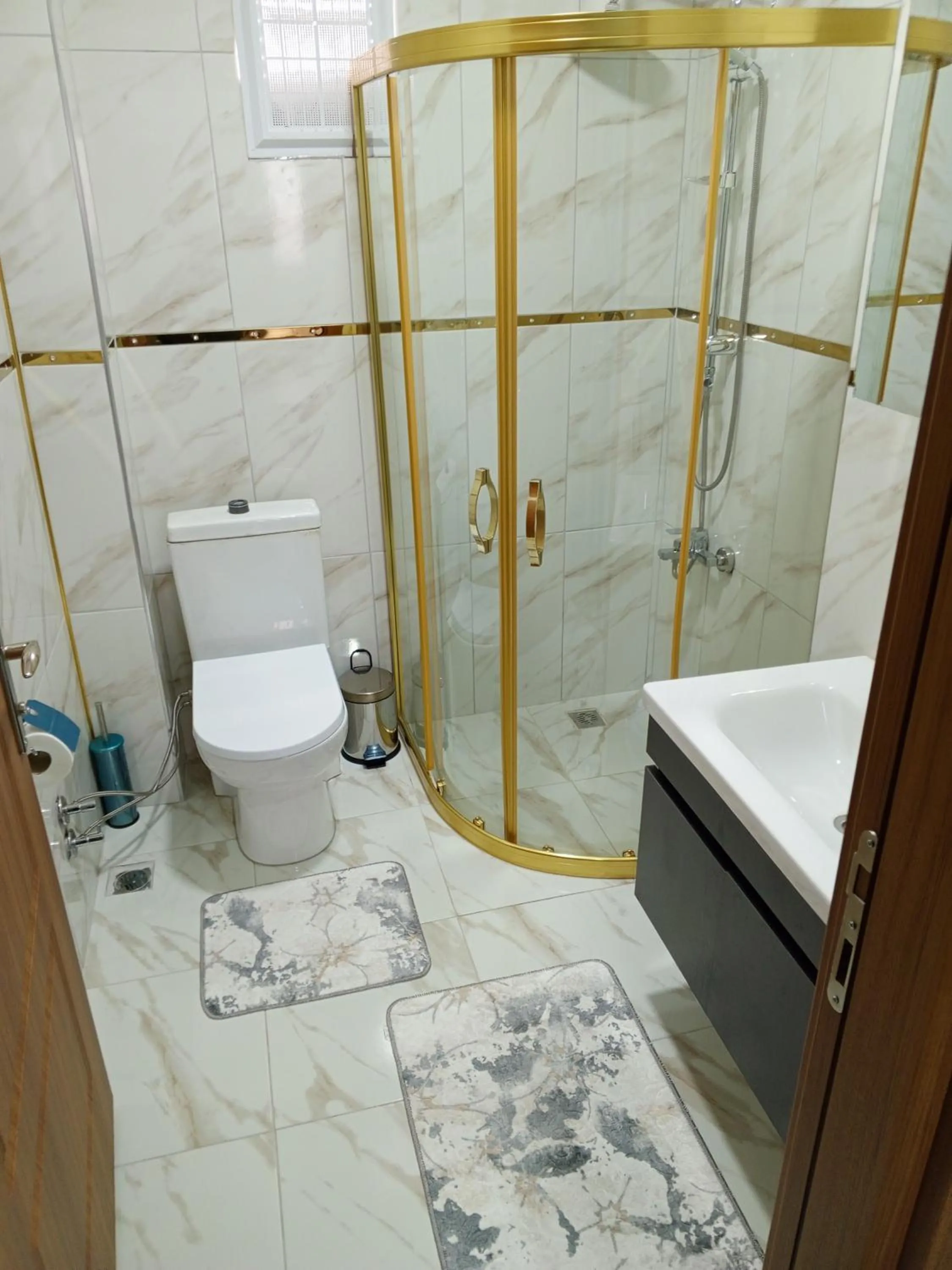 Shower in beyzade apart hotel