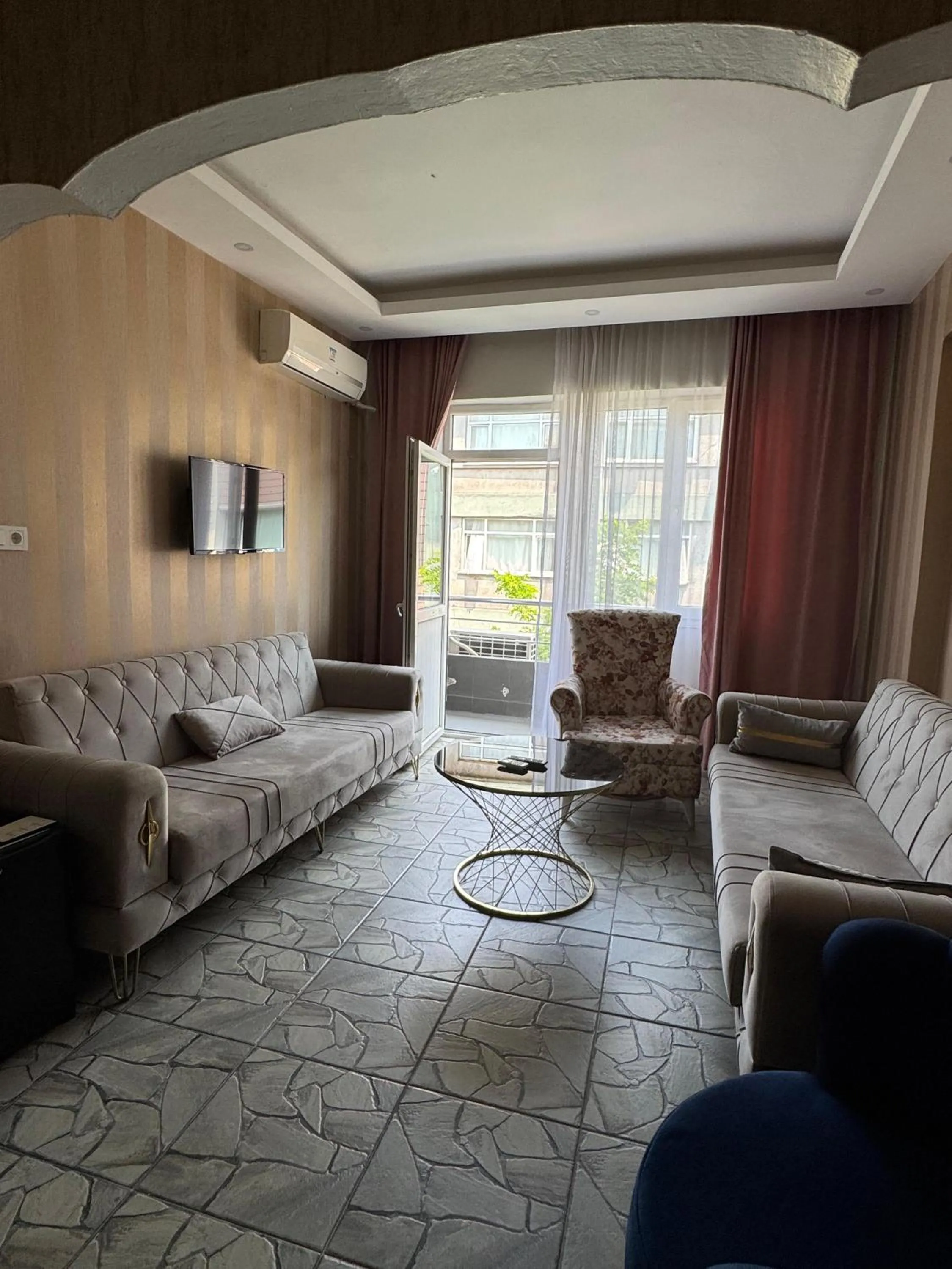 Communal lounge/ TV room in beyzade apart hotel