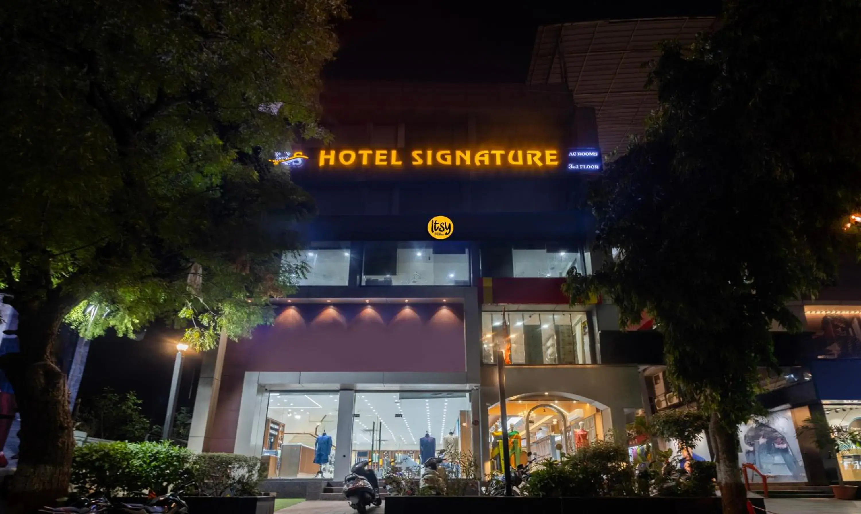 Facade/entrance in Itsy Hotels Signature, Nehru Nagar Facade/entrance in Itsy Hotels Signature, Nehru Nagar