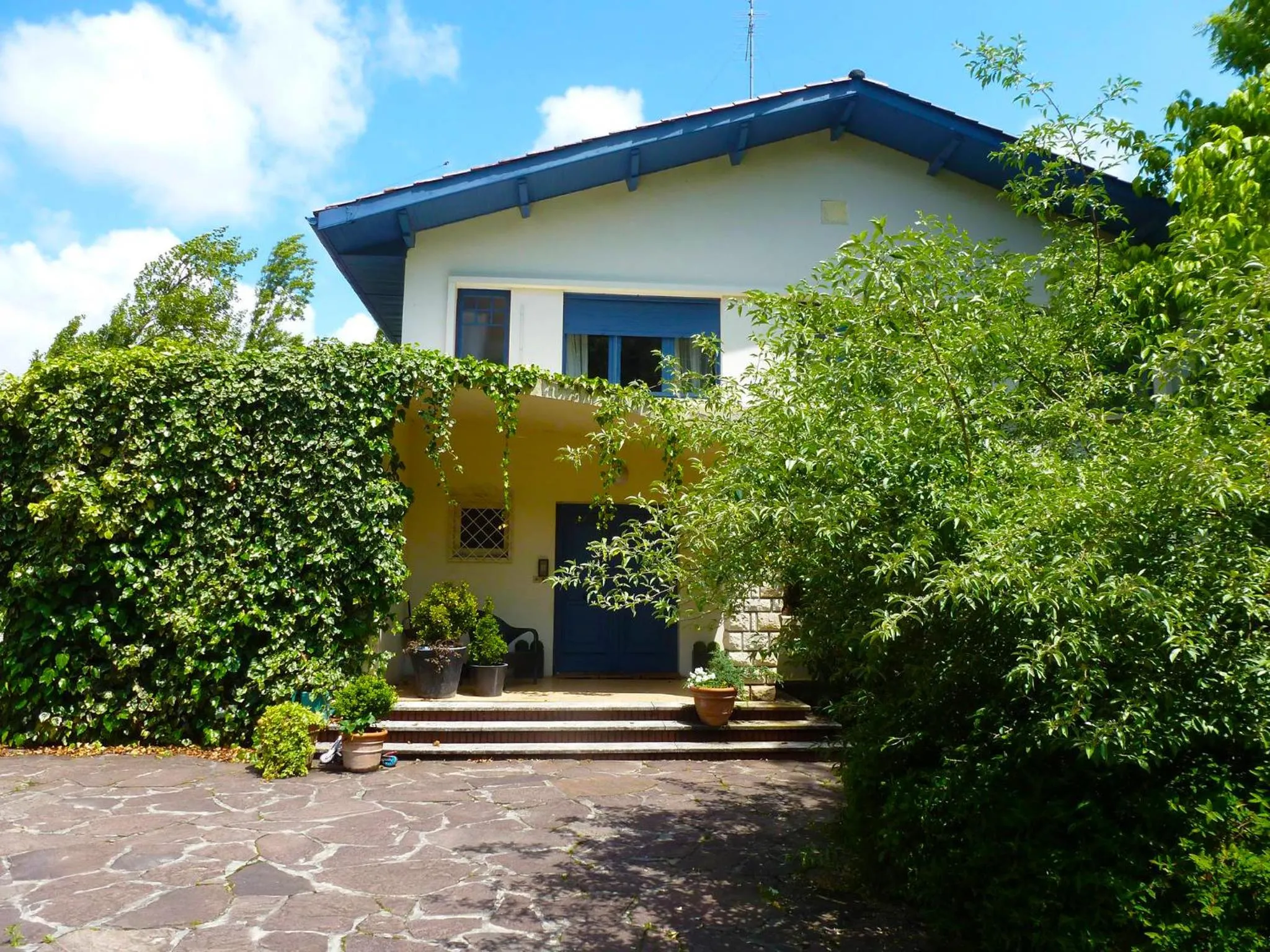 Facade/entrance in Les Eaux qui Rient