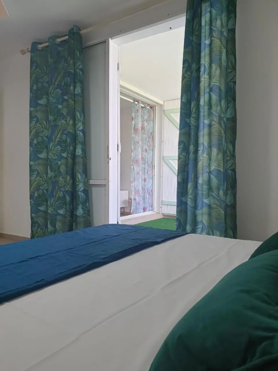 Bedroom, Bed in Appartement tout confort ! Au pied de la plage !