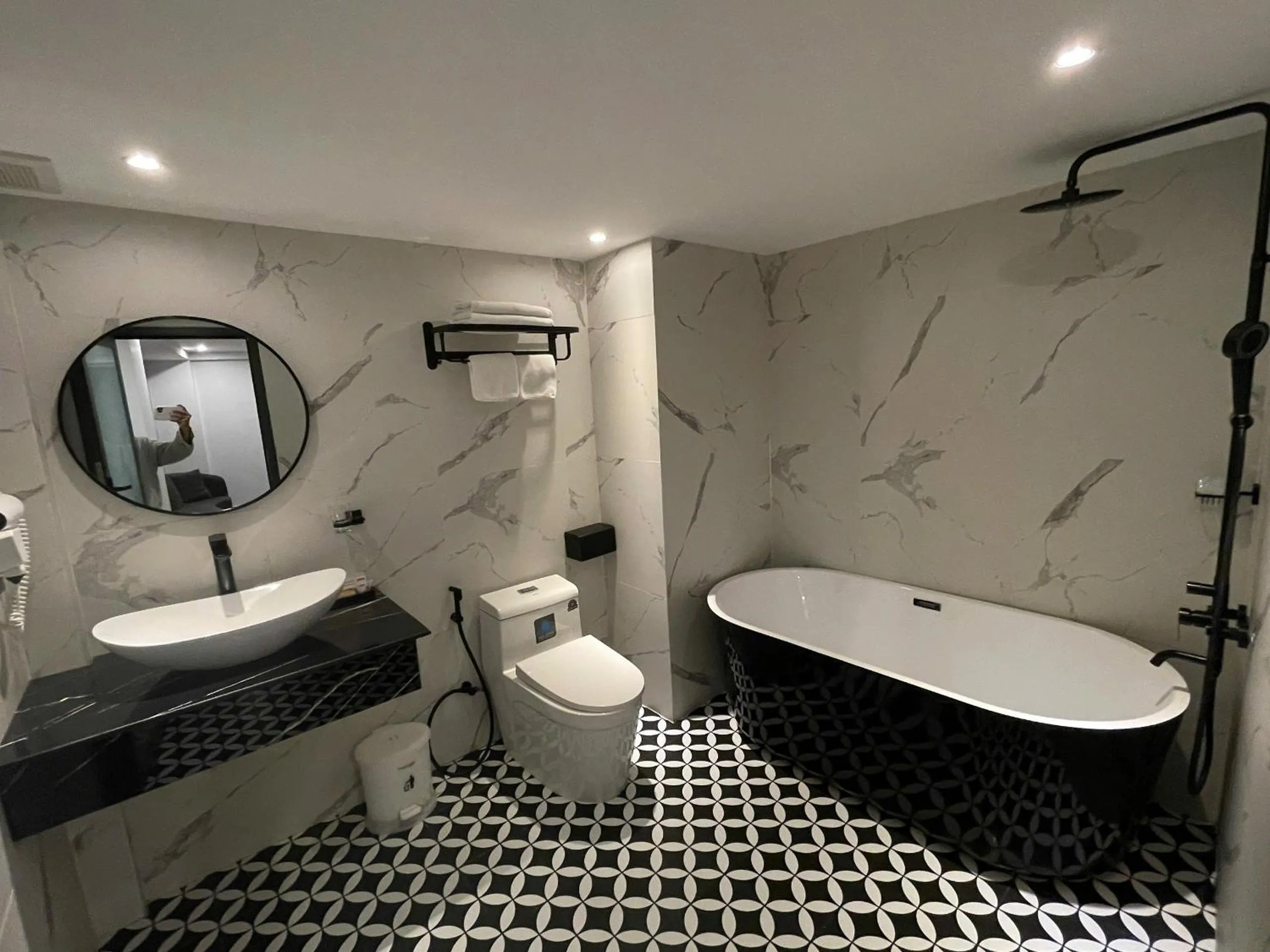 Shower in LION 9 HOTEL