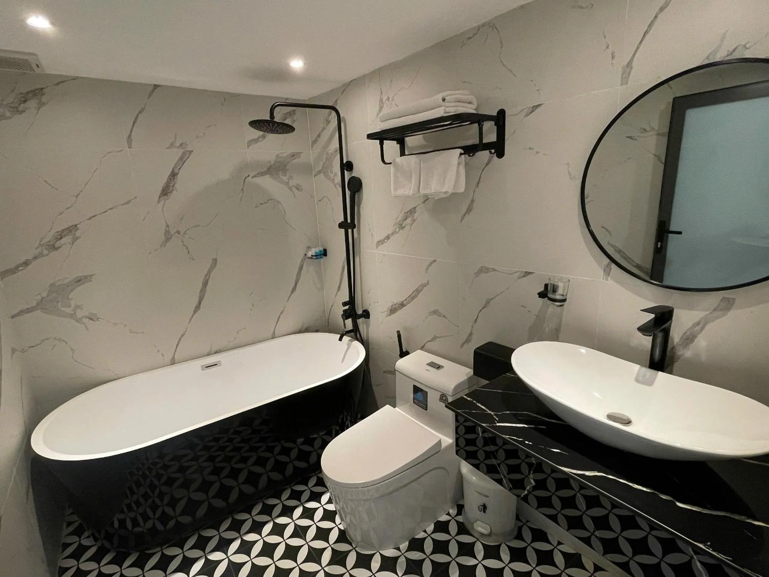 Shower in LION 9 HOTEL