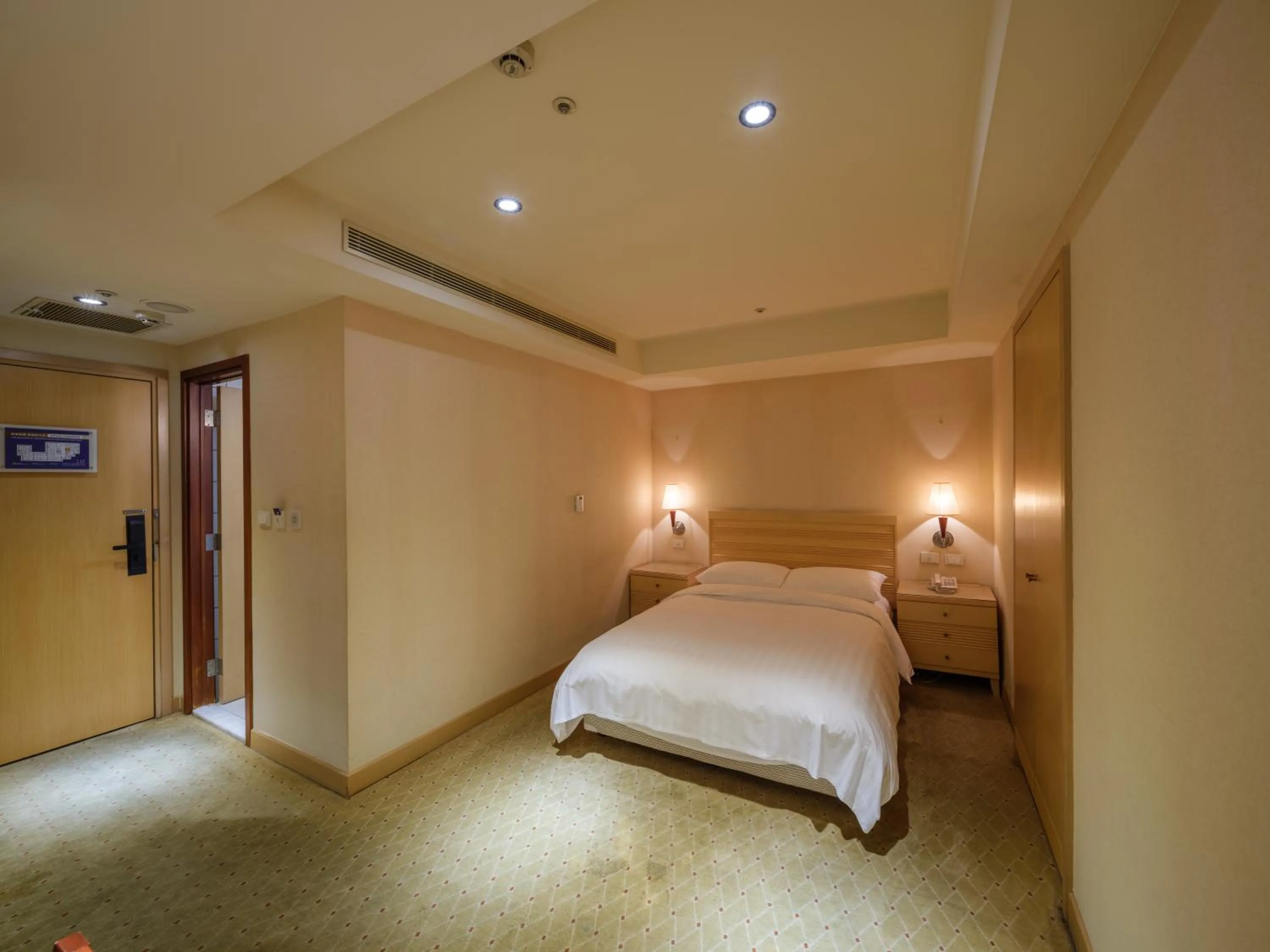 Photo of the whole room, Bed in Rich & Free Hotel - Fuzhong 富逸旅趣-板橋府中館