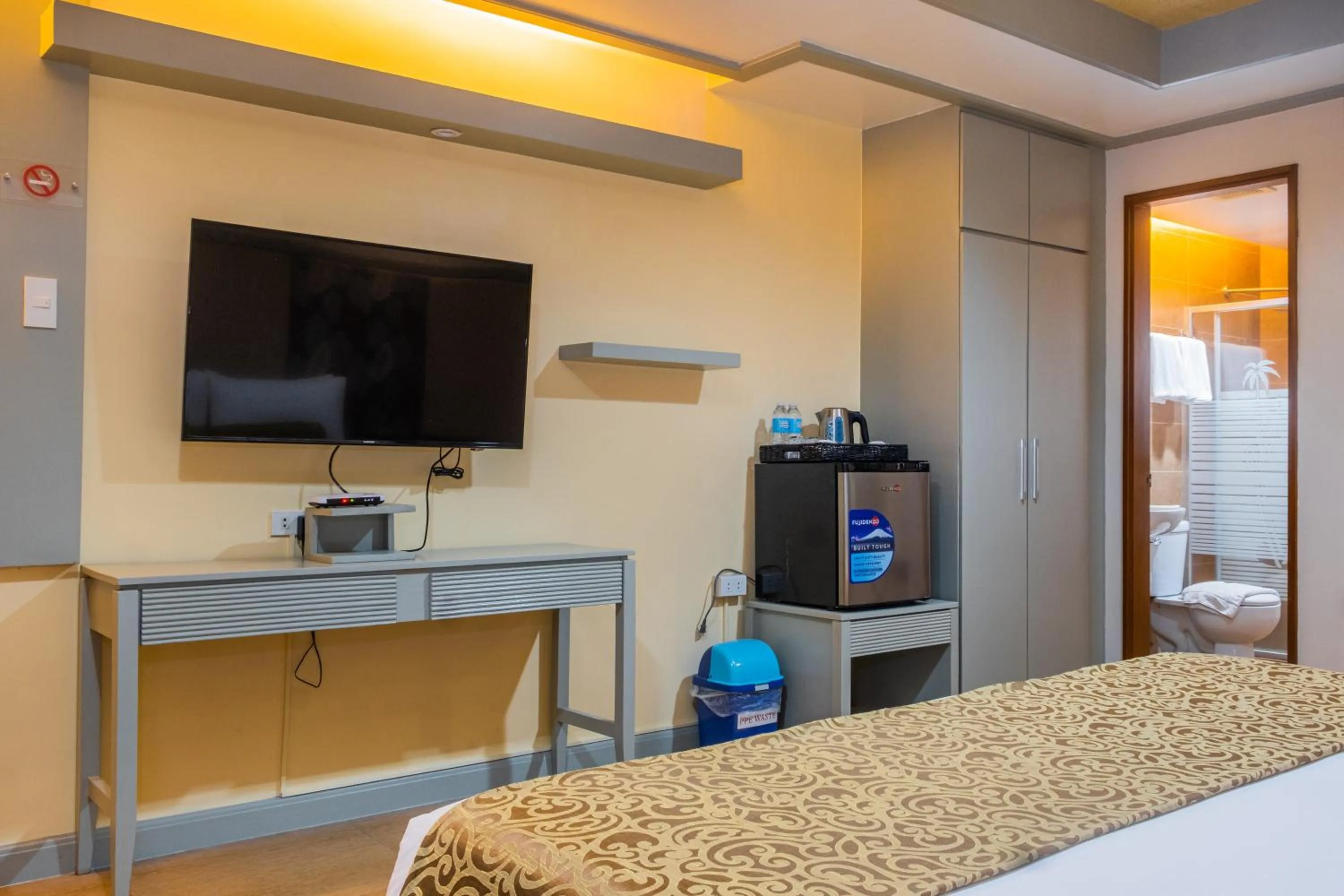 Photo of the whole room, Bed in La Piazza Hotel and Convention Center Inc.