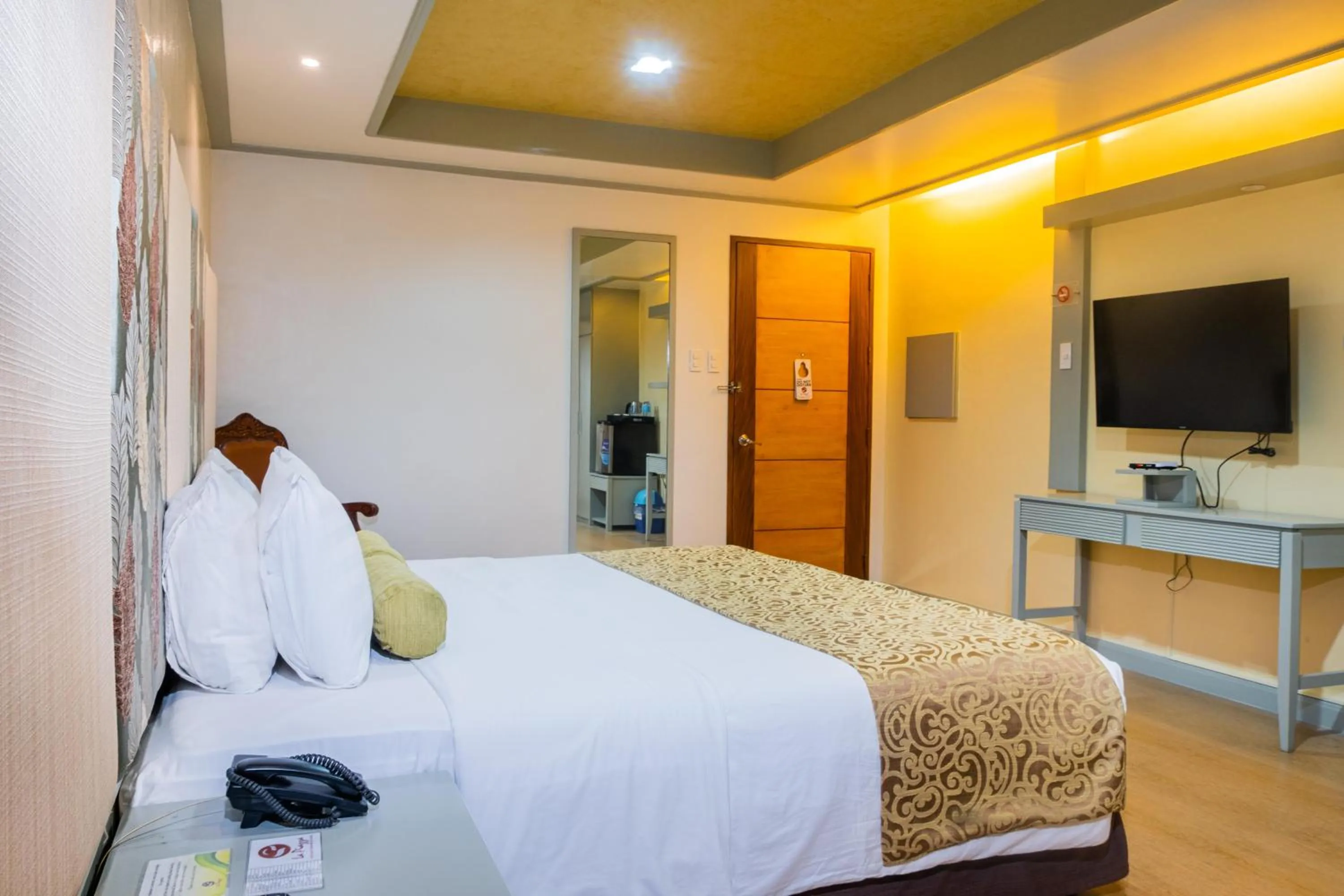 TV and multimedia, Bed in La Piazza Hotel and Convention Center Inc.