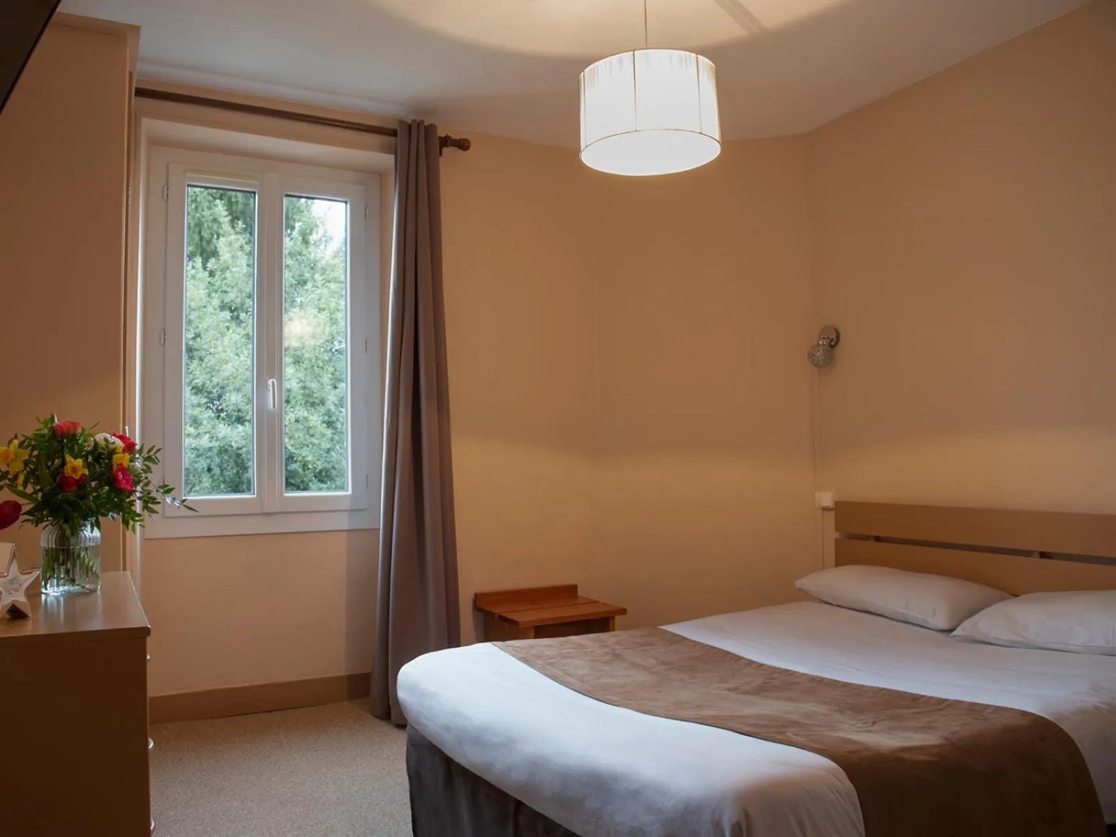 Bed in Hôtel des Pyrénées