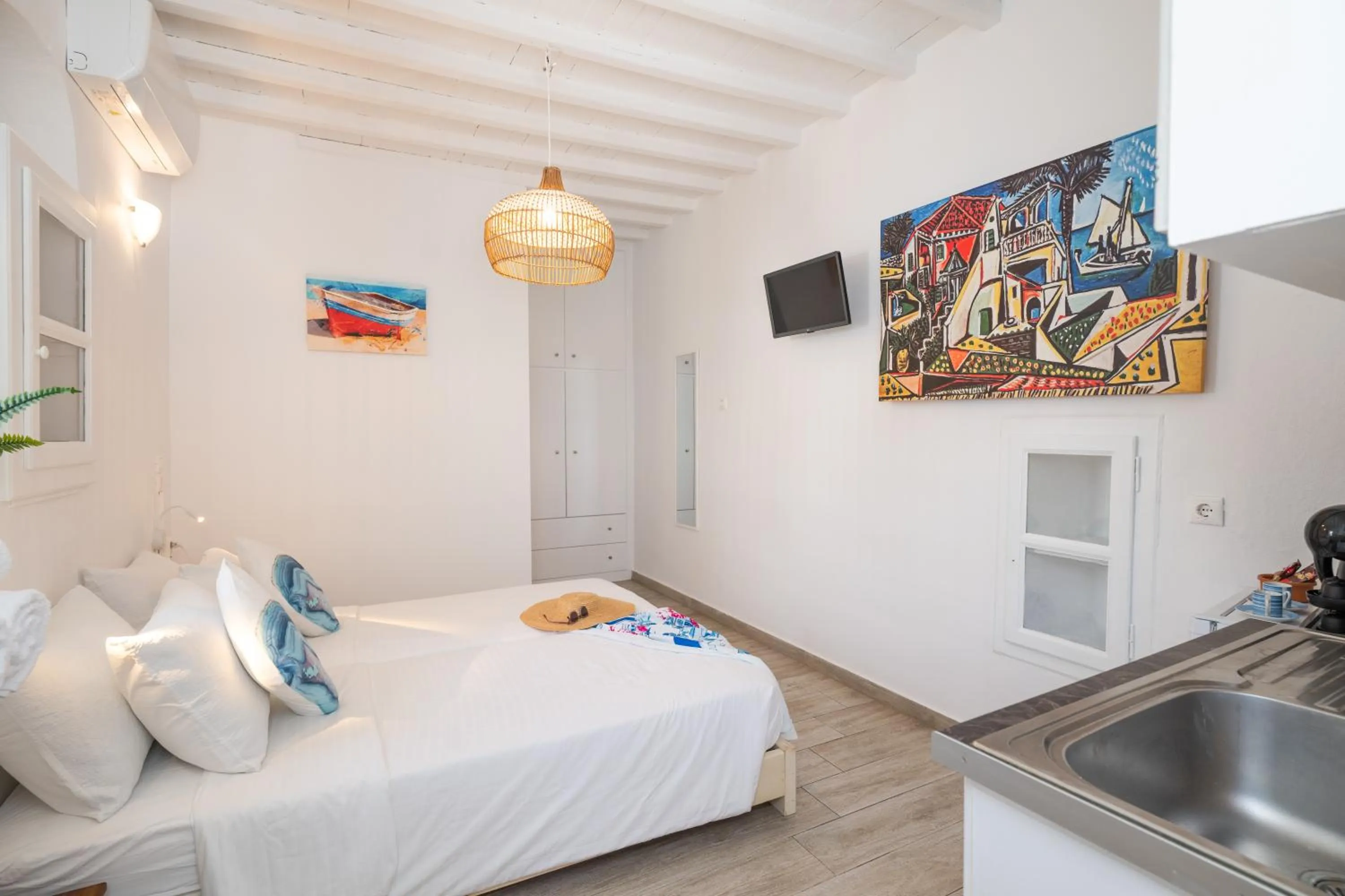 TV and multimedia, Bed in Eleanna's Mykonos