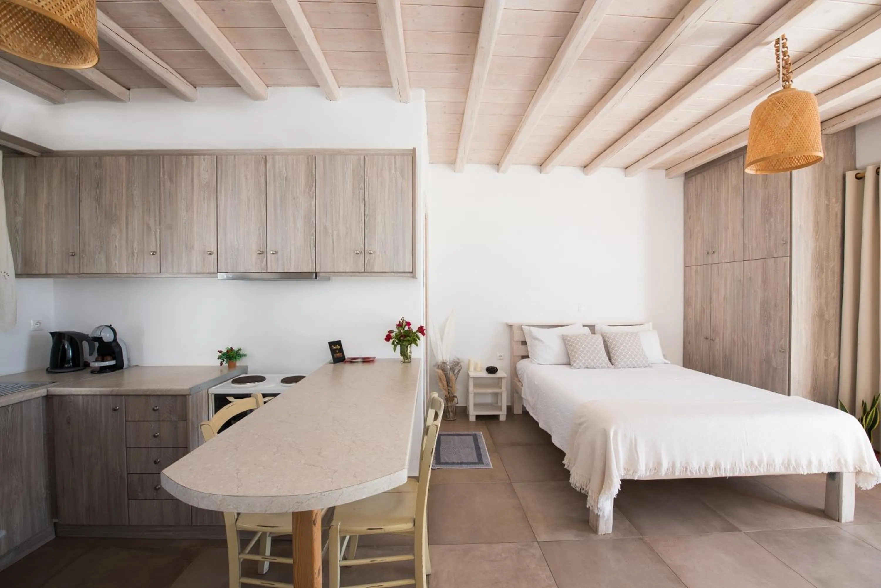 Dining area, Bed in Eleanna's Mykonos