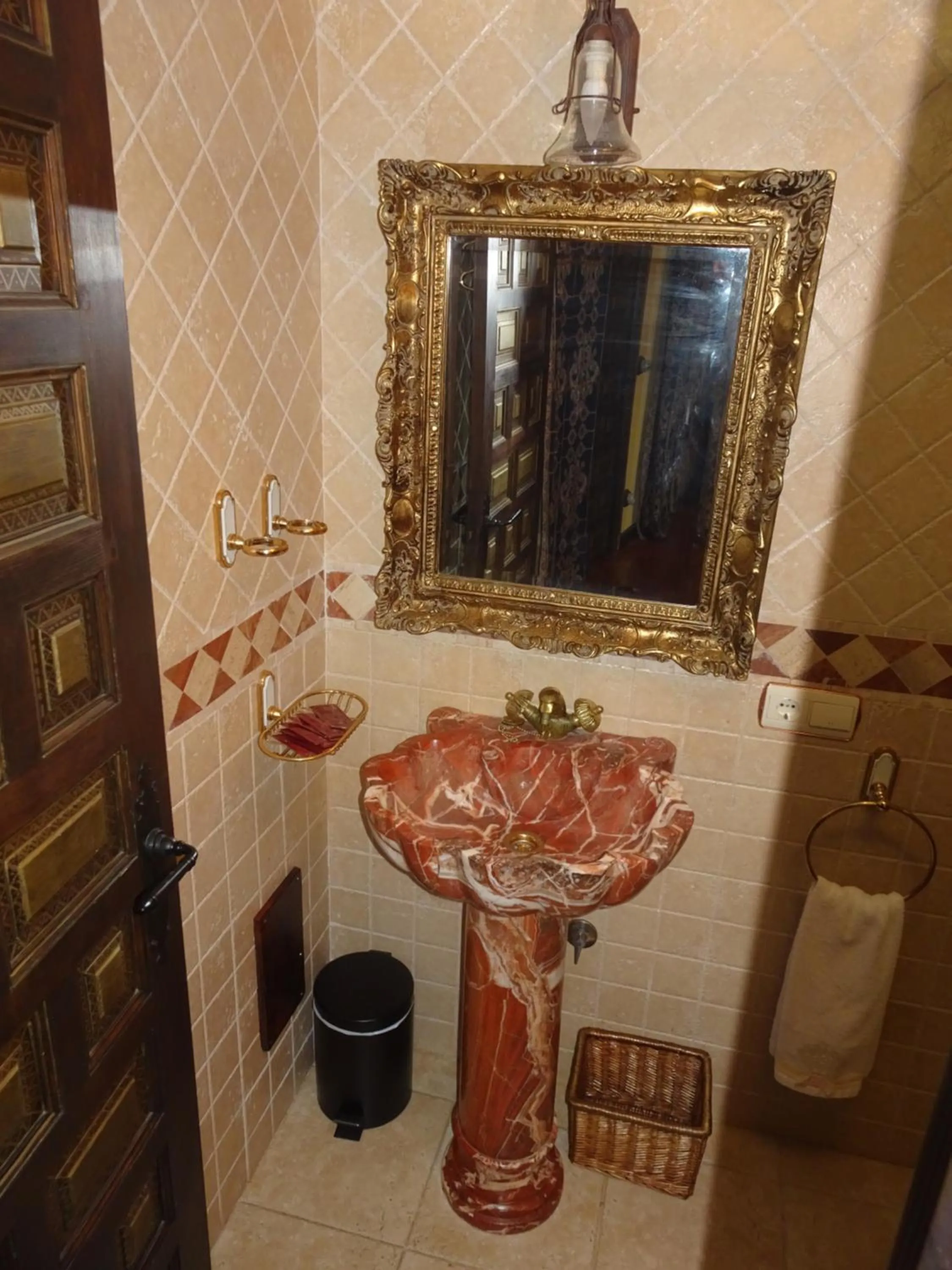 Toilet in LA CASONA DE ESCALADA