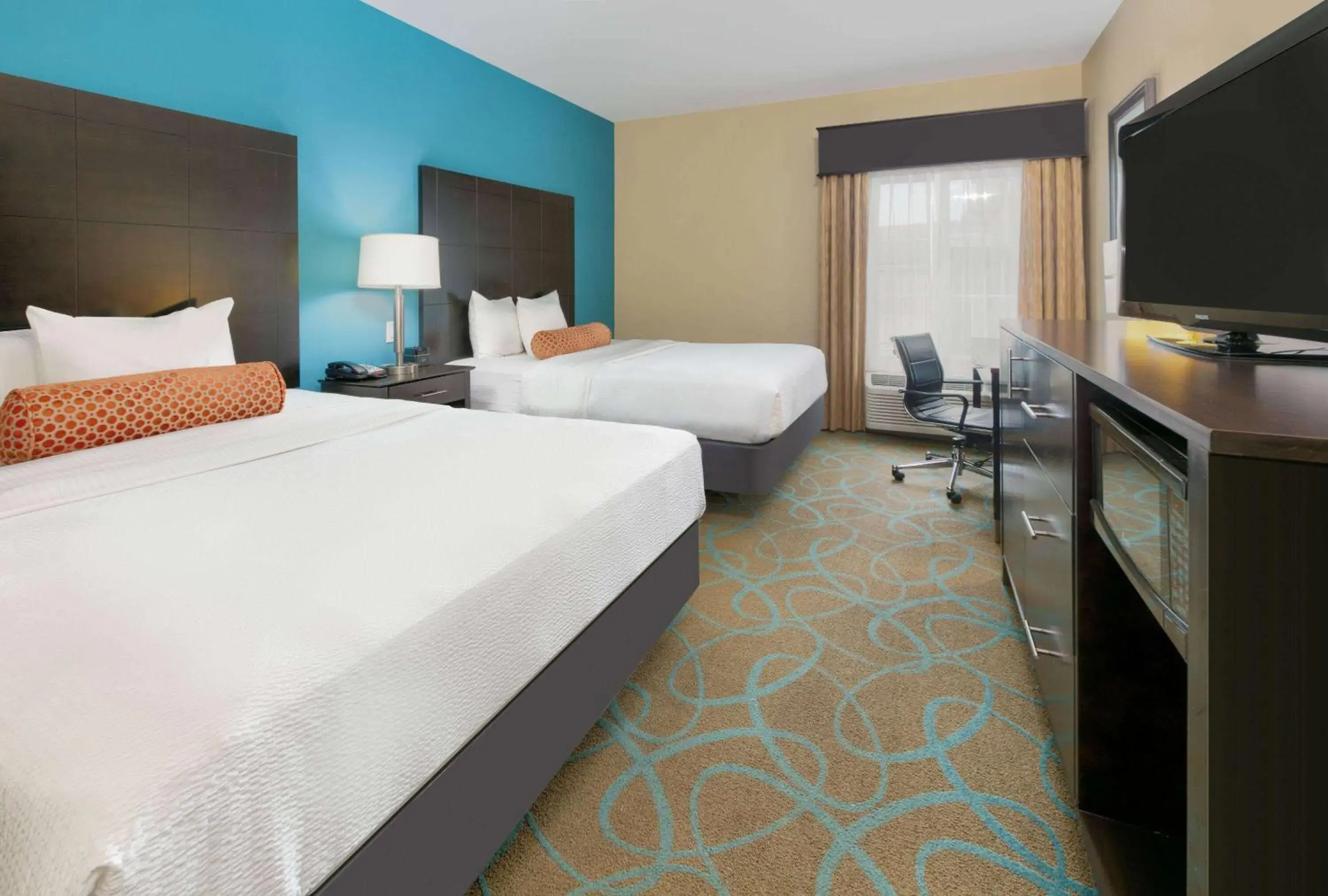 Deluxe Queen Room with Two Queen Beds in La Quinta by Wyndham Clinton Historic Route 66 Deluxe Queen Room with Two Queen Beds in La Quinta by Wyndham Clinton Historic Route 66