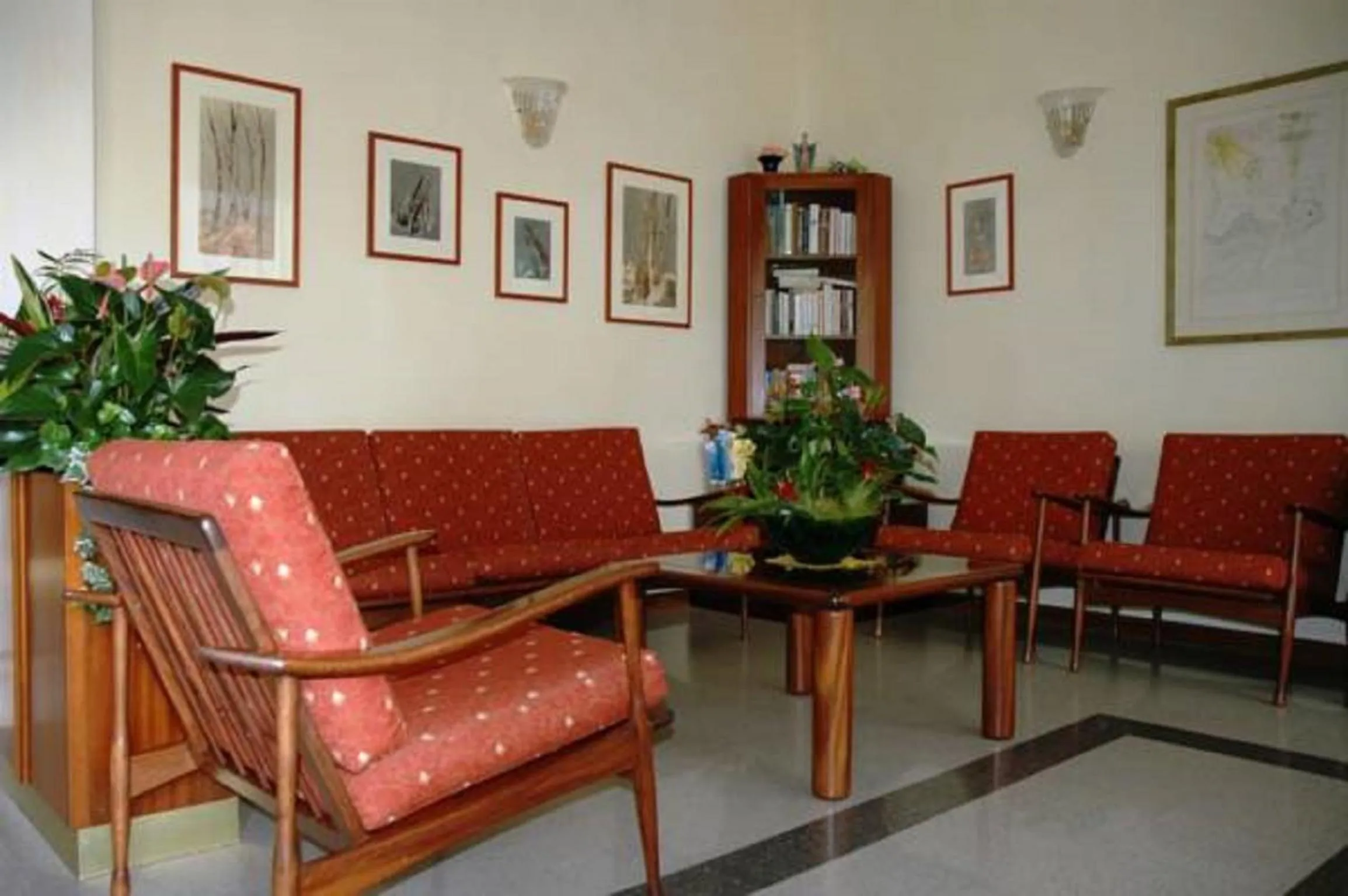 Communal lounge/ TV room in Pensione Villa Joli