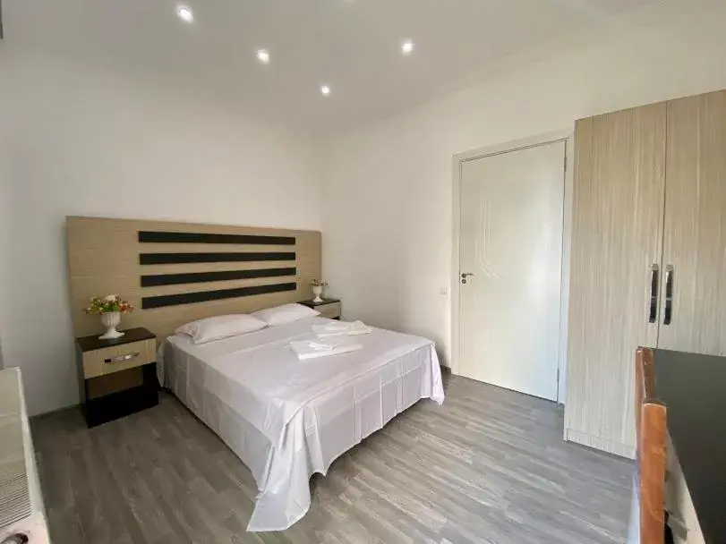 Double Room in Four Seasons Hotel Double Room in Four Seasons Hotel