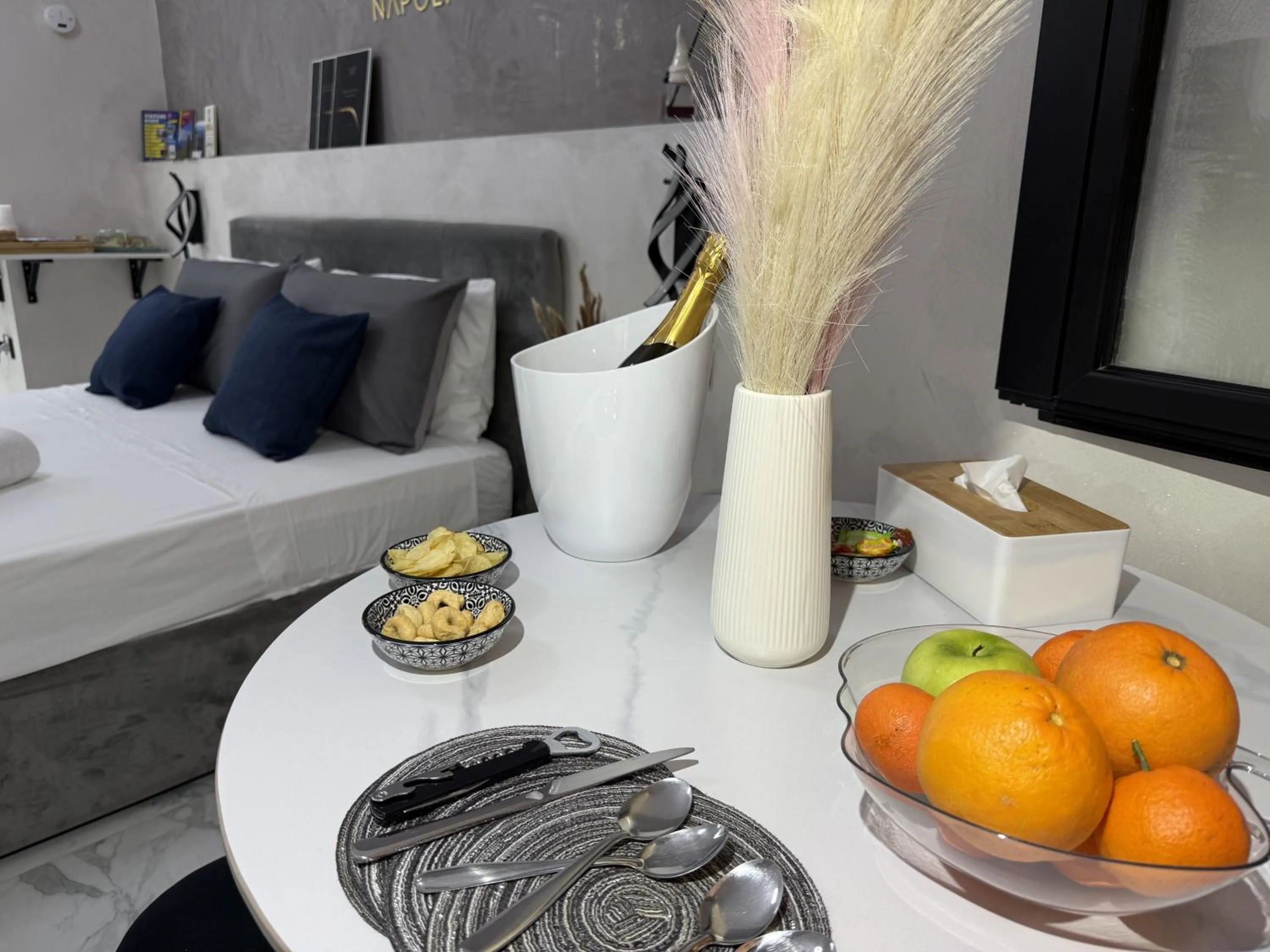 Food and drinks, Bed in Ylisea Luxury B&B