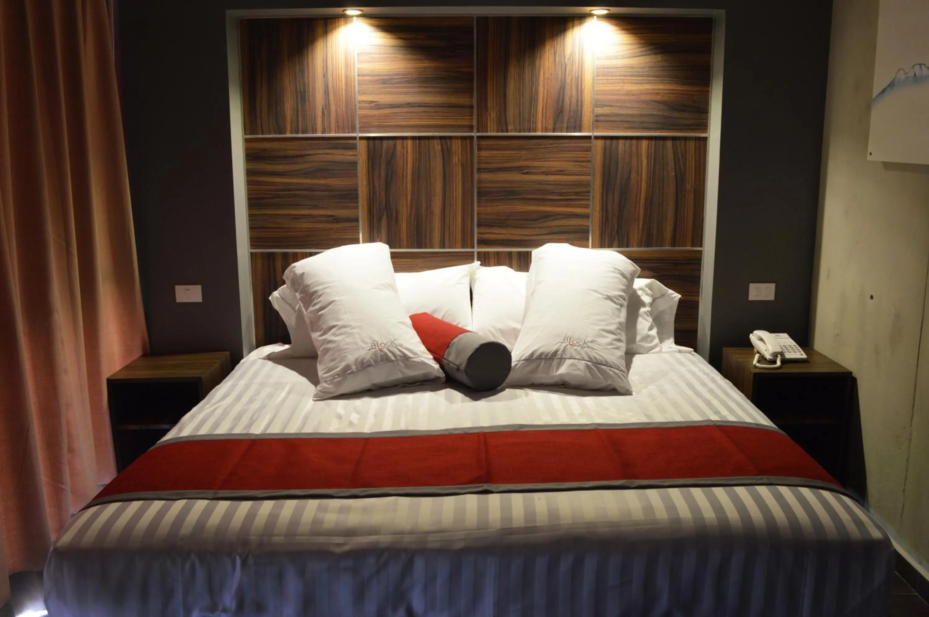 Bedroom, Bed in Hotel Block Suites