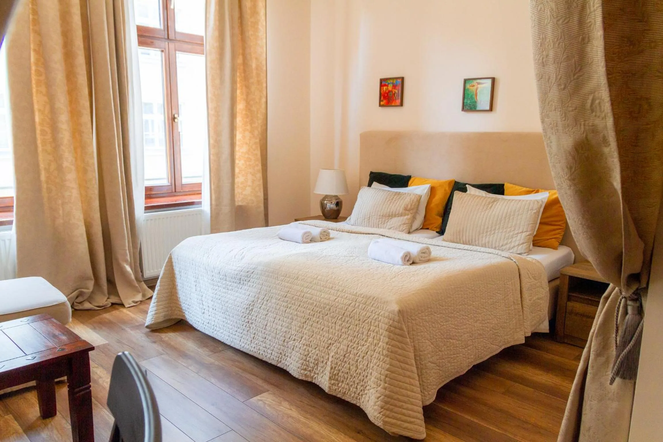 Bedroom, Bed in Lounge Apartments