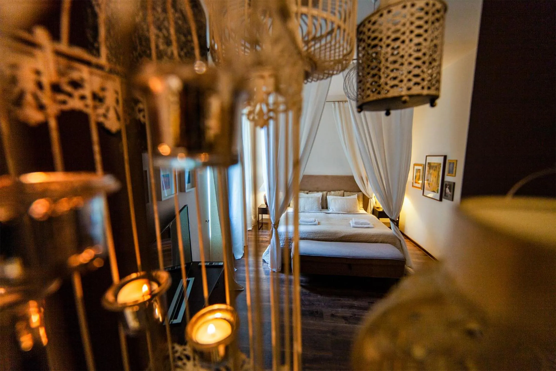 Bedroom, Bed in Lounge Apartments