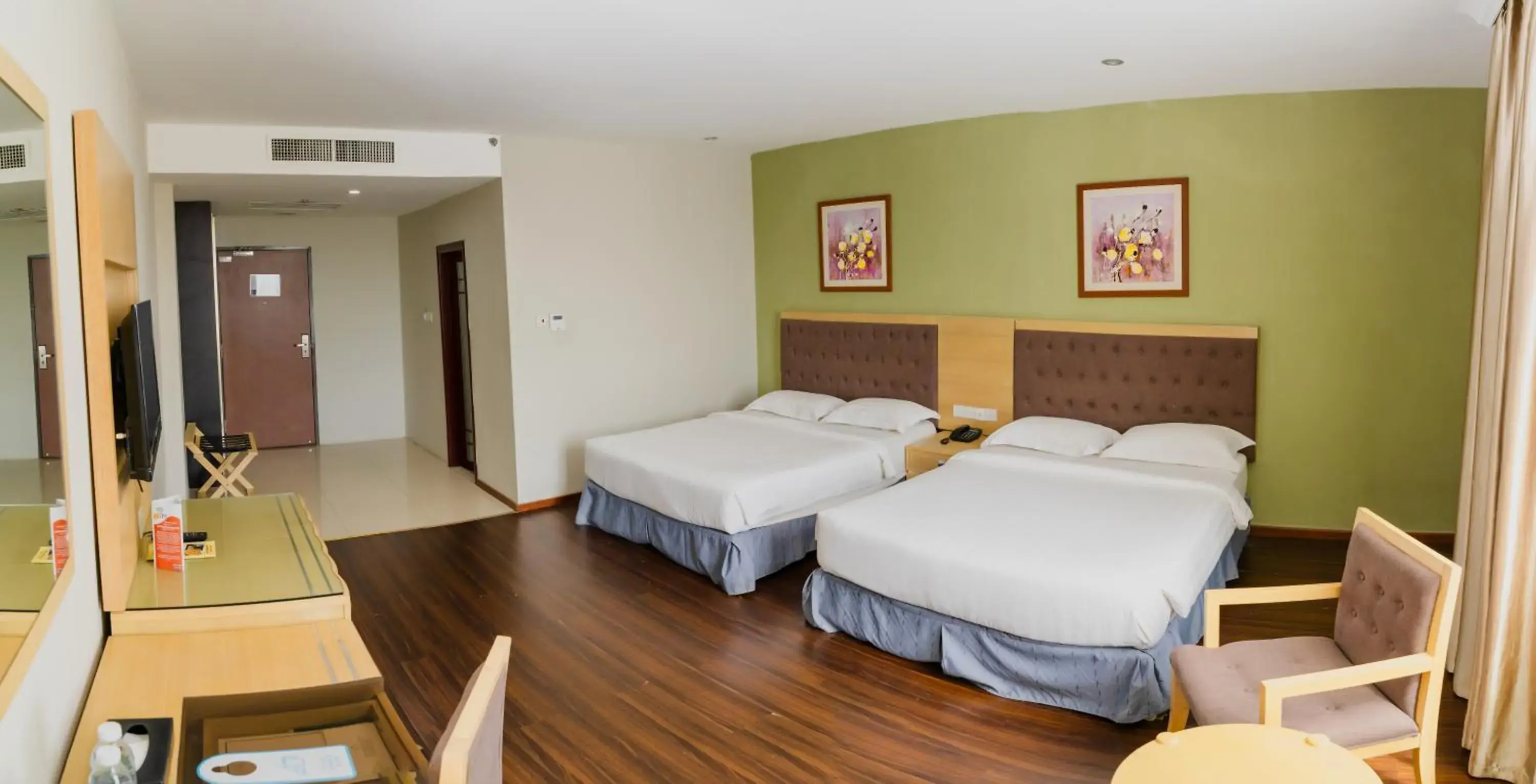 Deluxe Queen Room with Two Queen Beds in Seri Simanggang Hotel Deluxe Queen Room with Two Queen Beds in Seri Simanggang Hotel